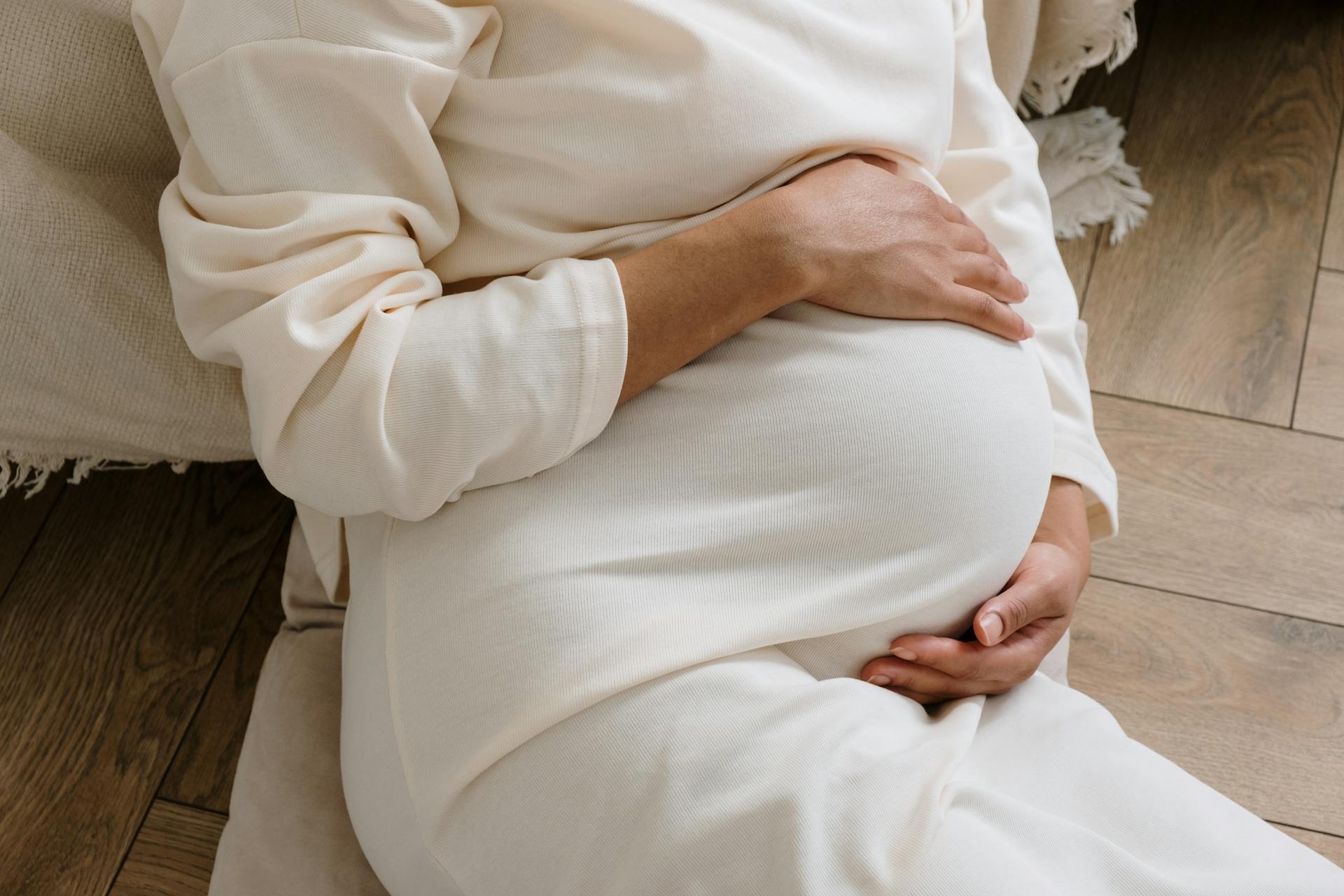Une femme qui se tient le ventre | Source : Pexels