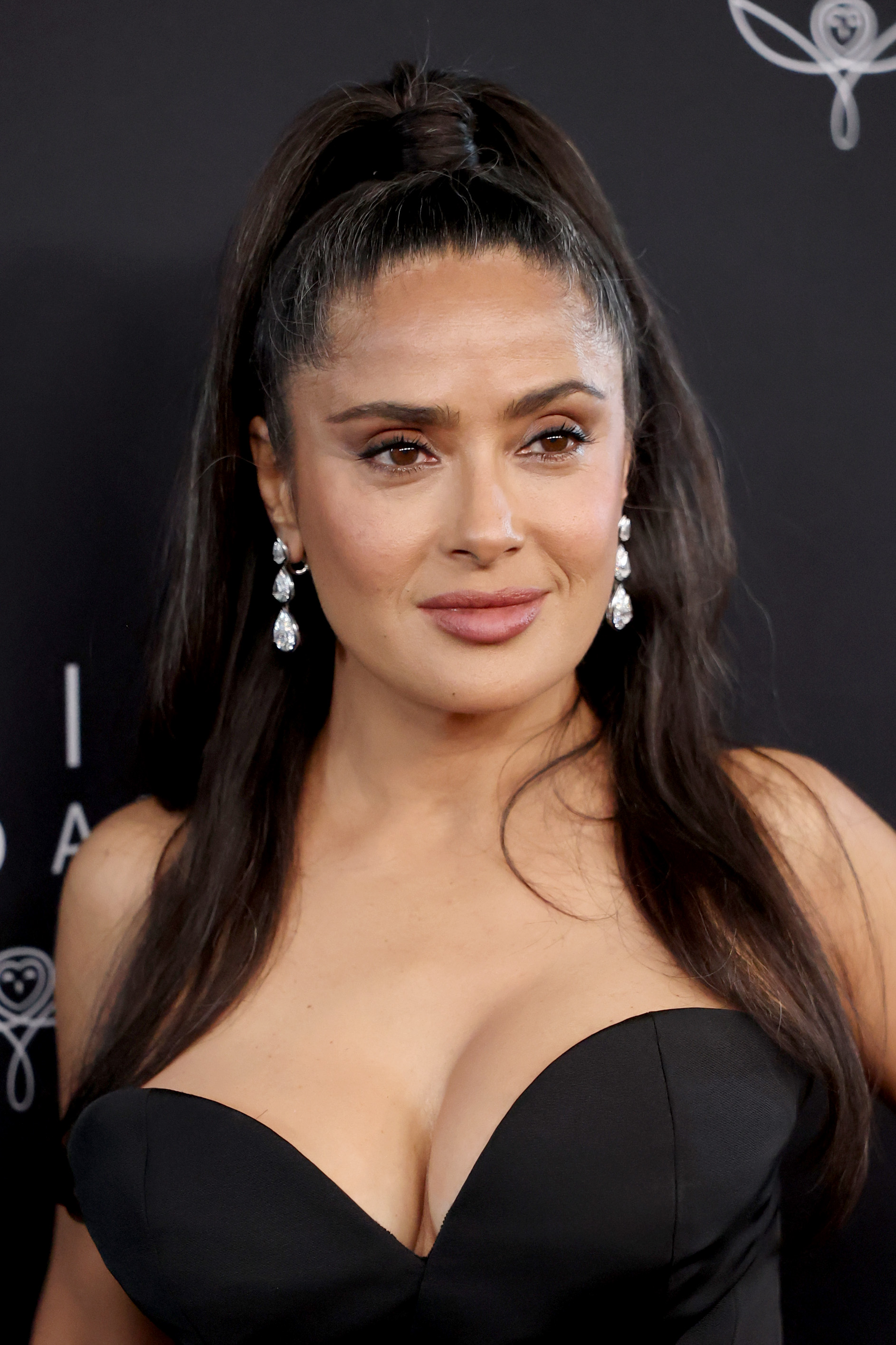 Salma Hayek lors du dîner « Caring for Women » organisé par la Fondation Kering à New York, posant sur le tapis rouge | Source : Getty Images