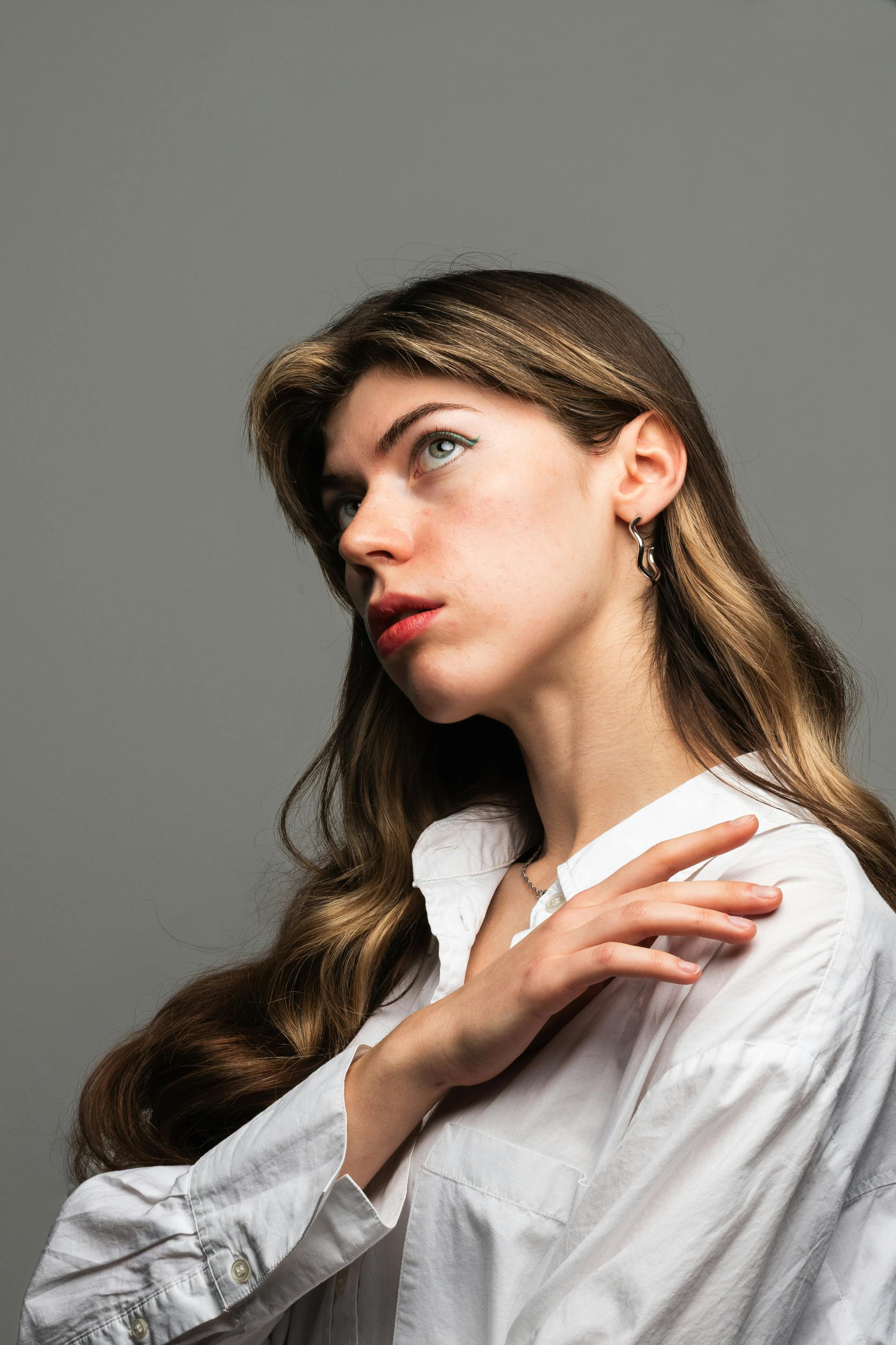 Une femme plongée dans ses pensées | Source : Pexels