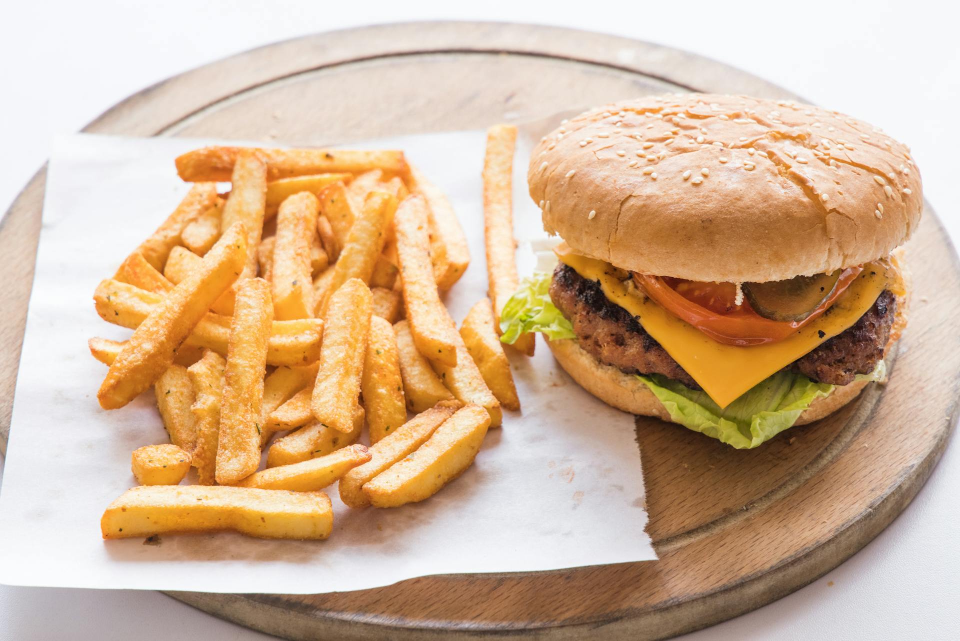 Un hamburger avec des frites | Source : Pexels