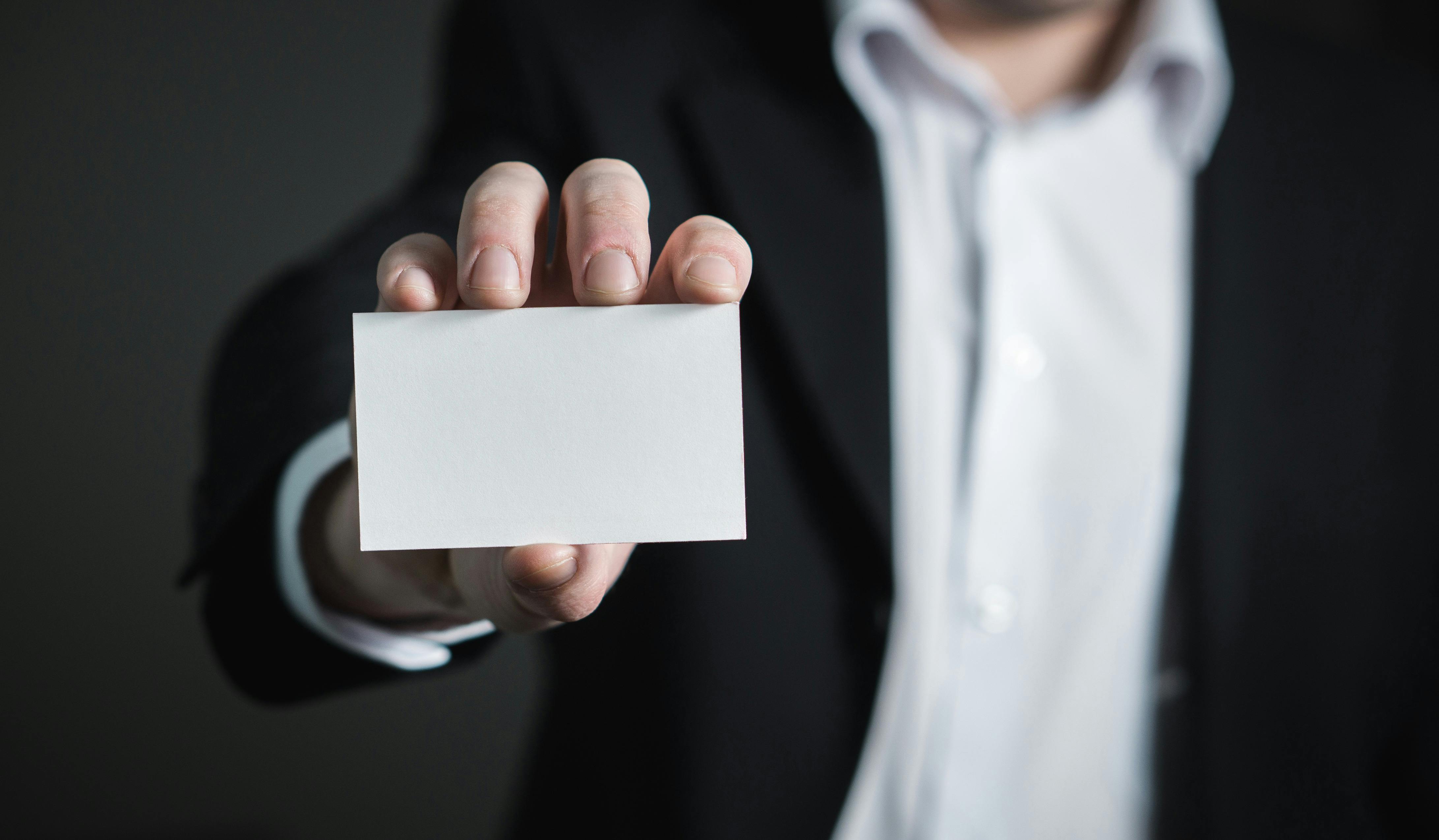Un homme tenant une carte de visite | Source : Pexels