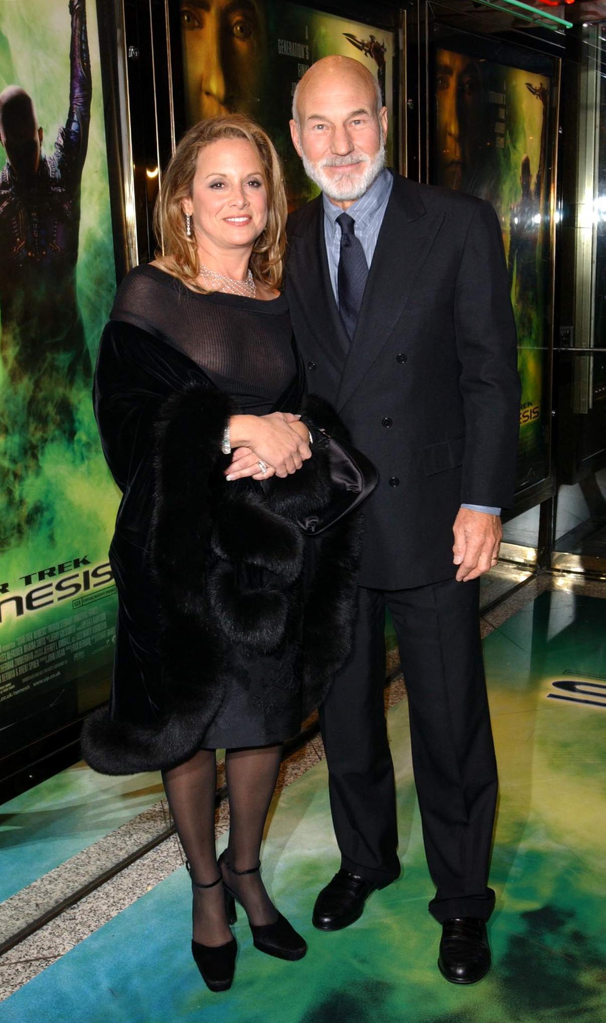 Wendy Neuss et Patrick Stewart lors de la première de « Star Trek Nemesis » en Angleterre en 2002. | Source : Getty Images