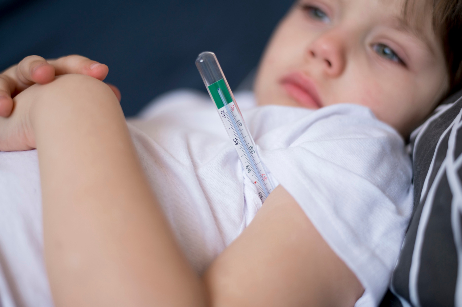 Gros plan sur un enfant malade | Source : Freepik