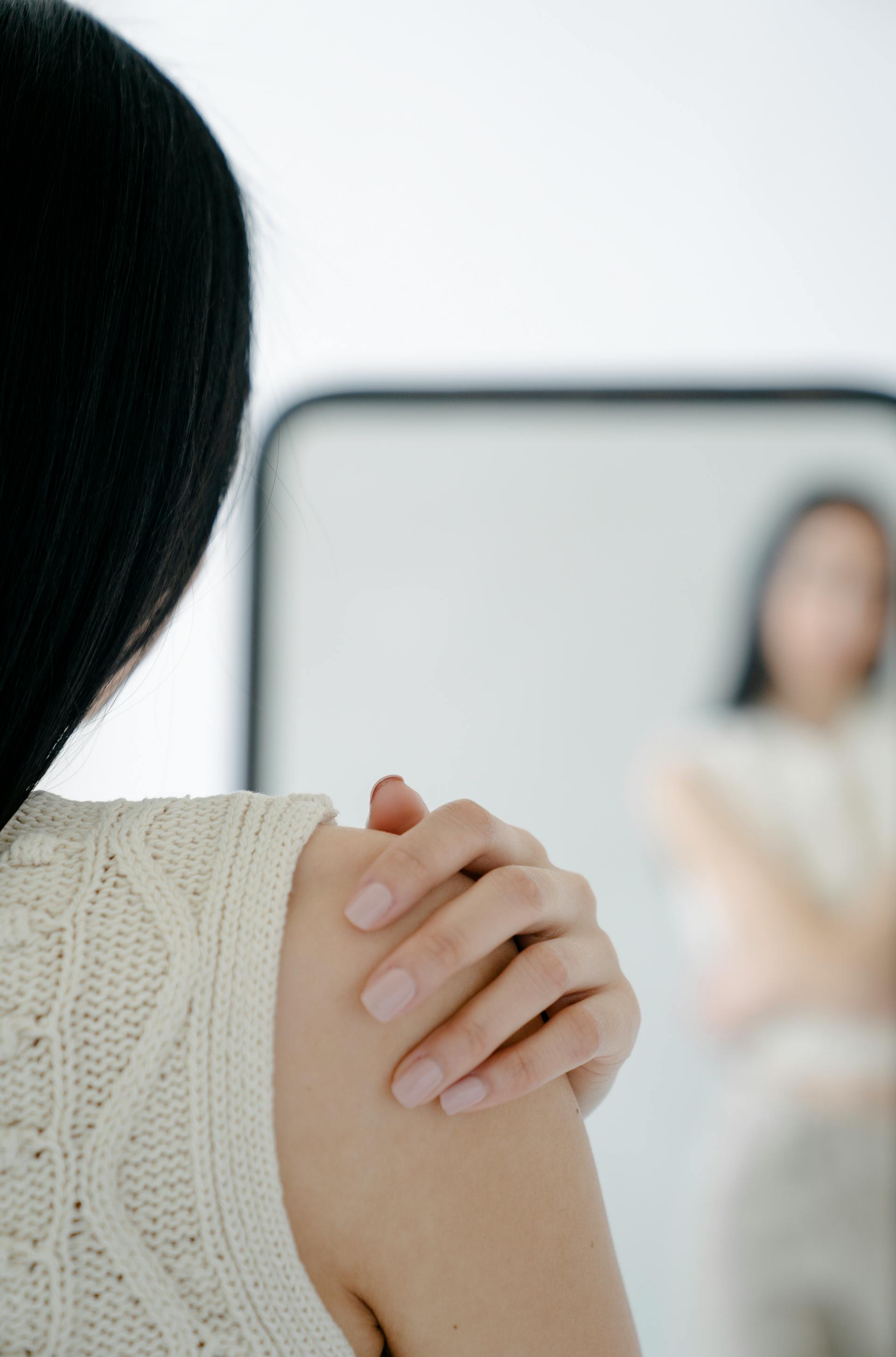 Une femme se regardant dans un miroir | Source : Pexels
