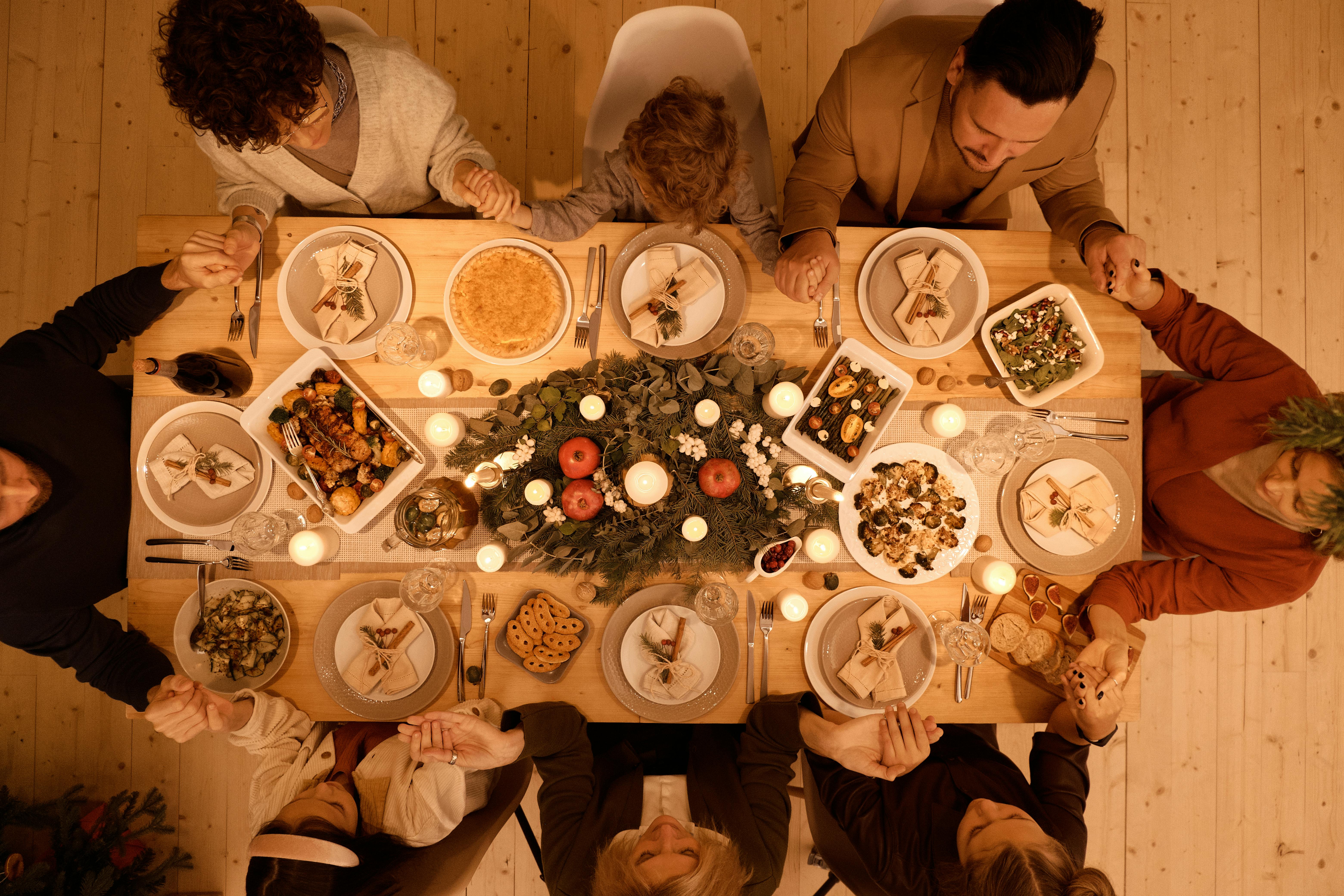 Une famille réunie pour le dîner | Source : Pexels