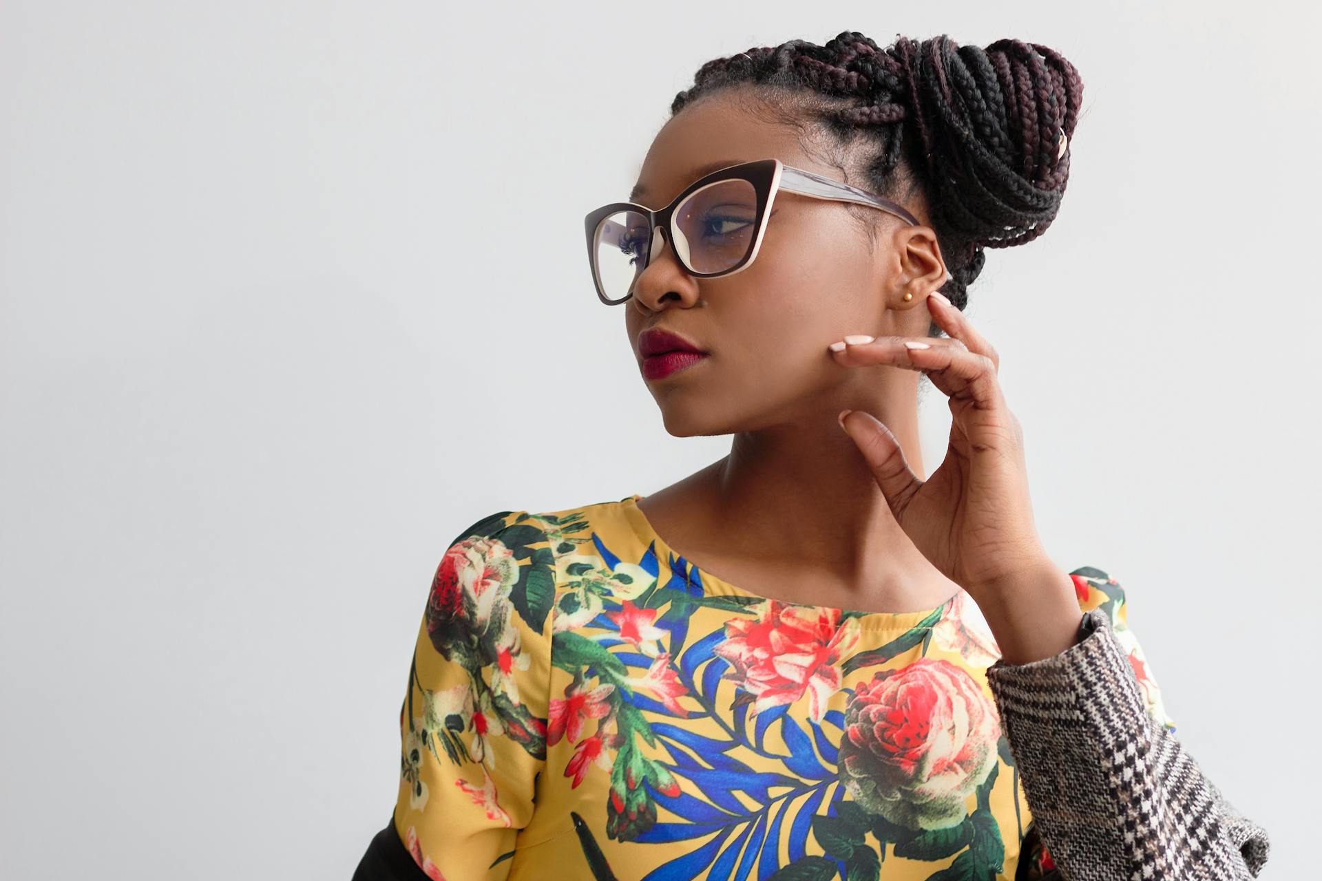 Une femme qui jette un coup d'œil par-dessus son épaule | Source : Pexels
