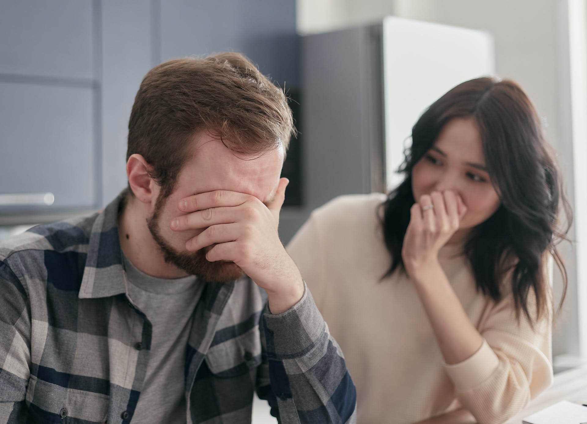 Couple assis sur un canapé | Source : Pexels