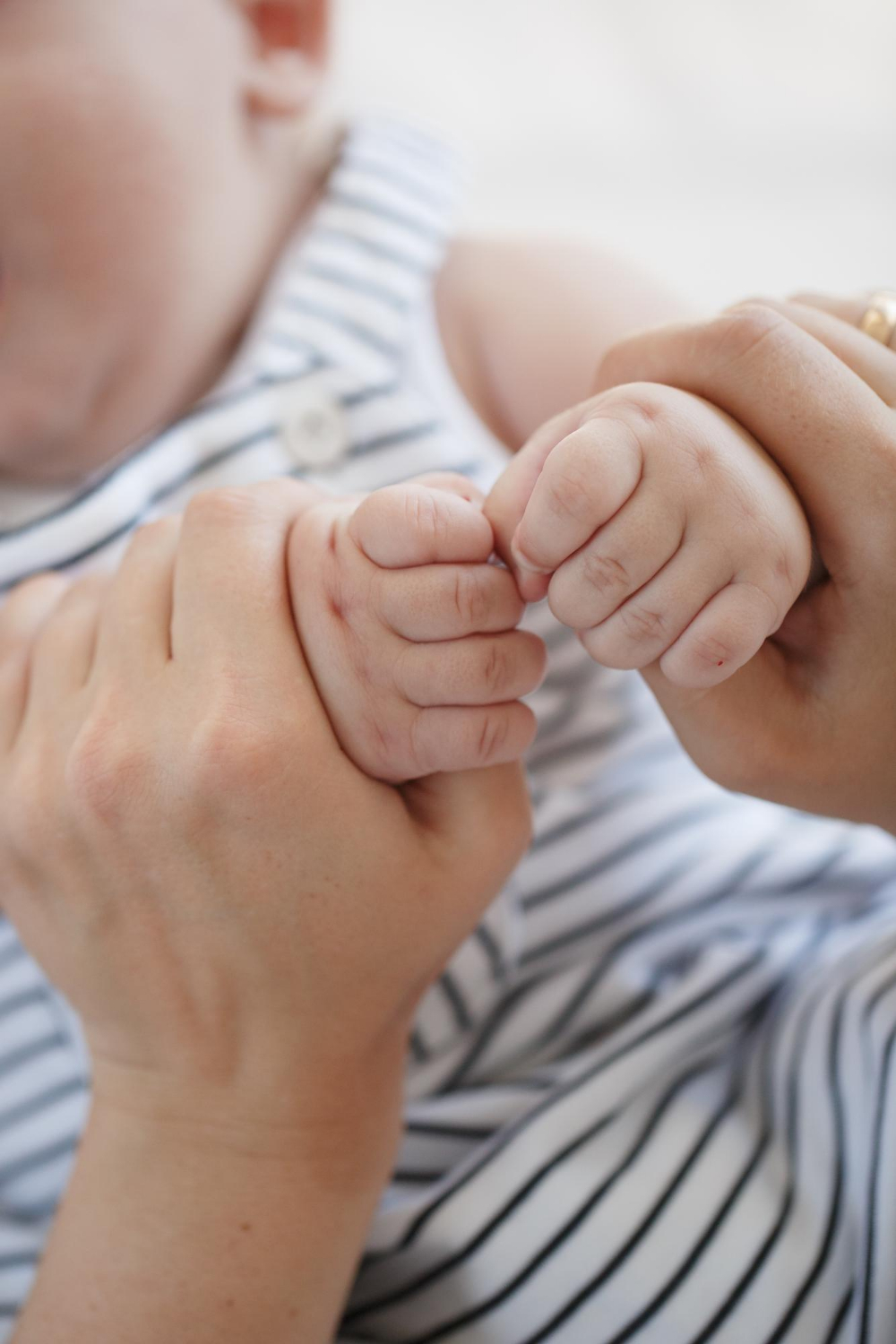 Une personne tenant les mains d'un bébé | Source : Freepik