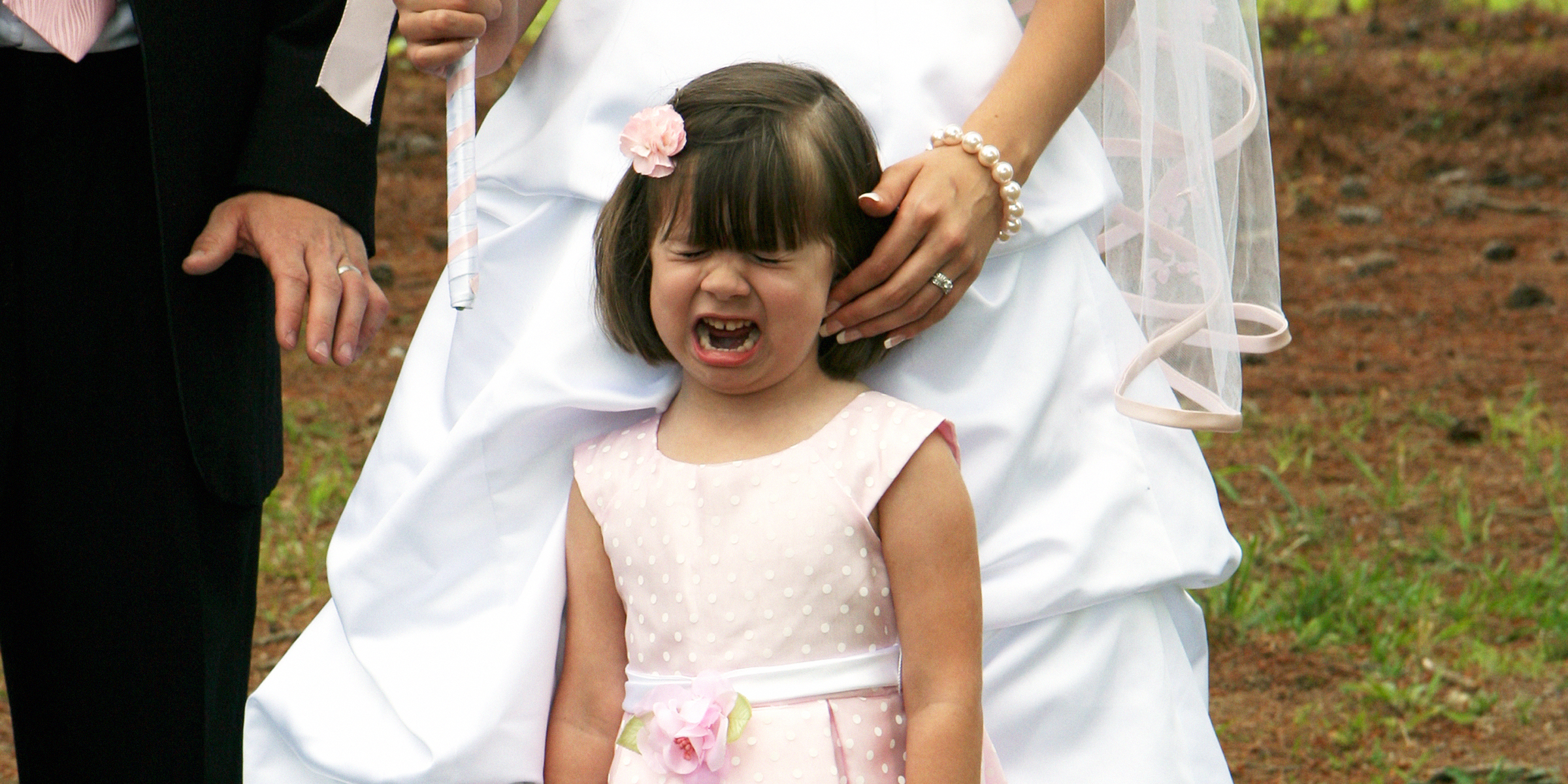 Une petite fille qui pleure pendant un mariage | Source : Getty Images