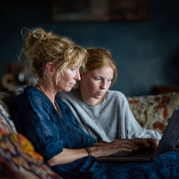 Mère et fille travaillant sur un ordinateur portable | Source : Midjourney