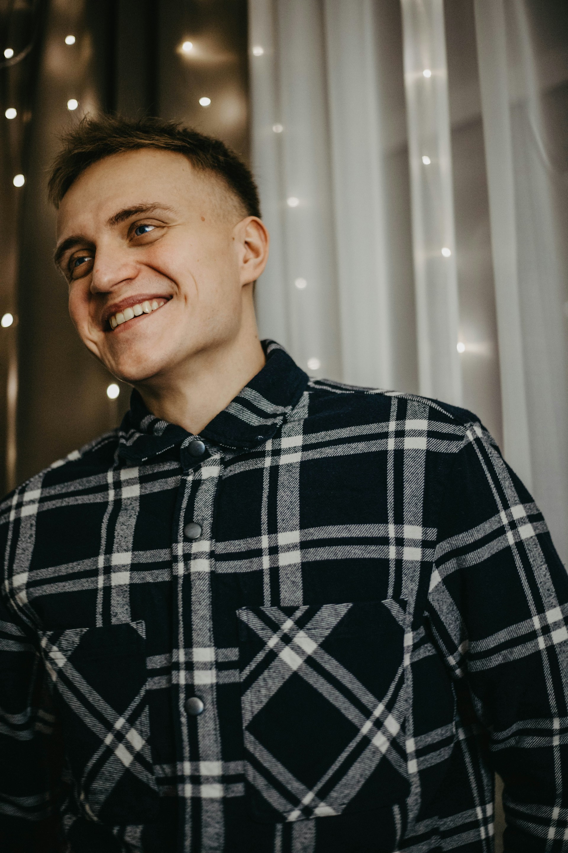 Un homme qui sourit à quelqu'un | Source : Unsplash