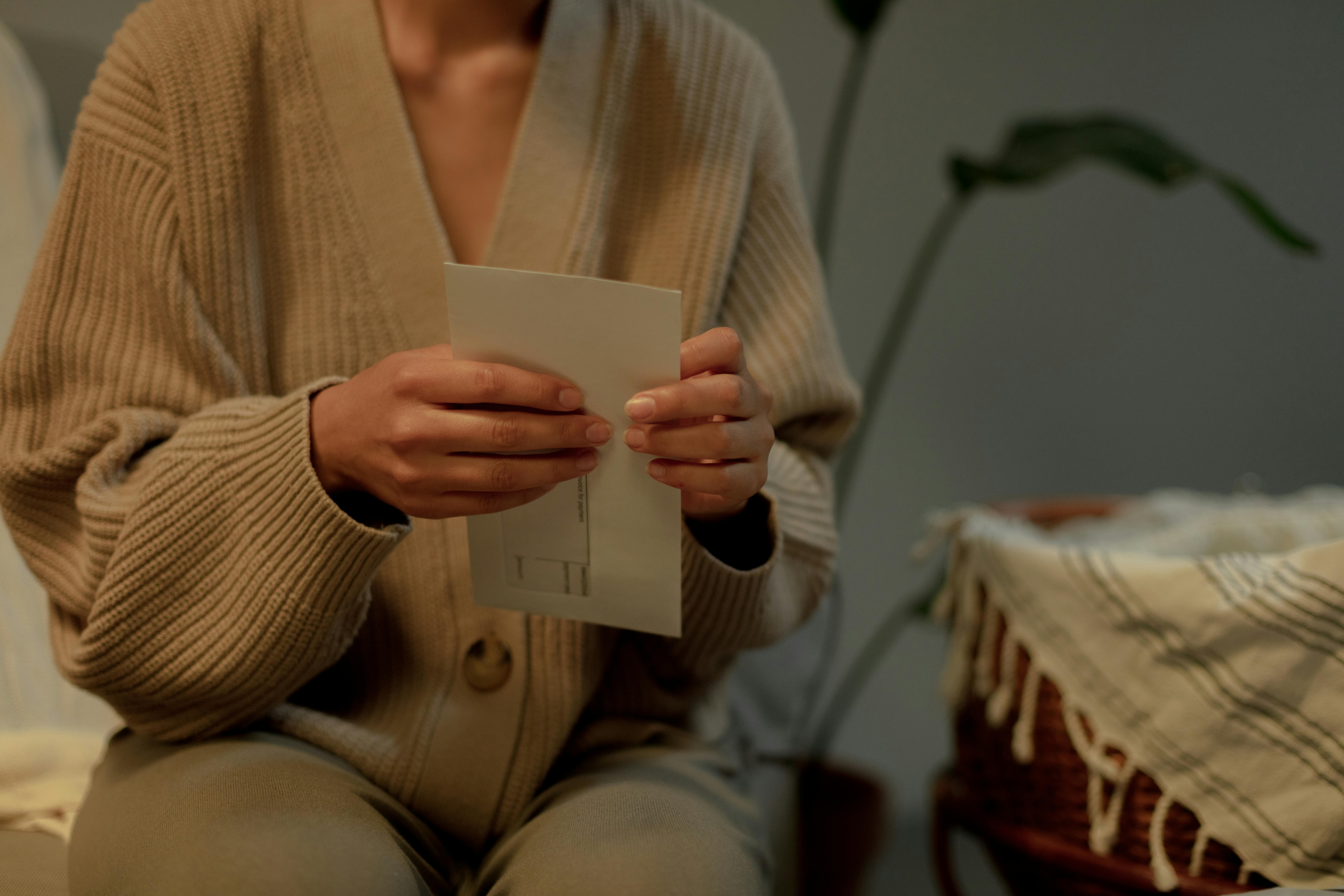 Une femme ouvrant une enveloppe | Source : Pexels