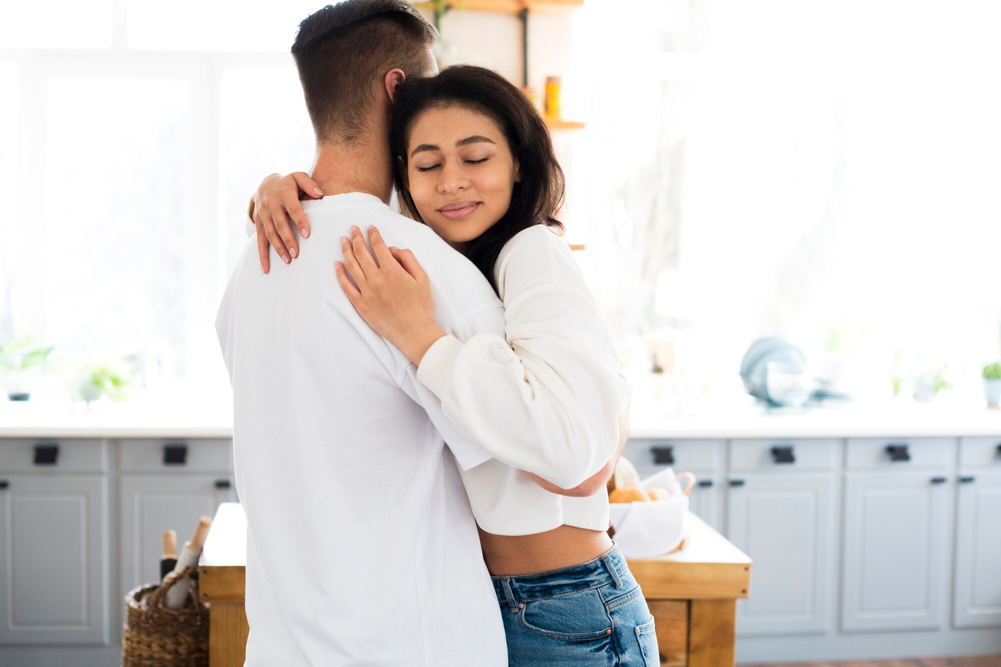 Deux personnes qui se prennent dans les bras | Source : FreePik