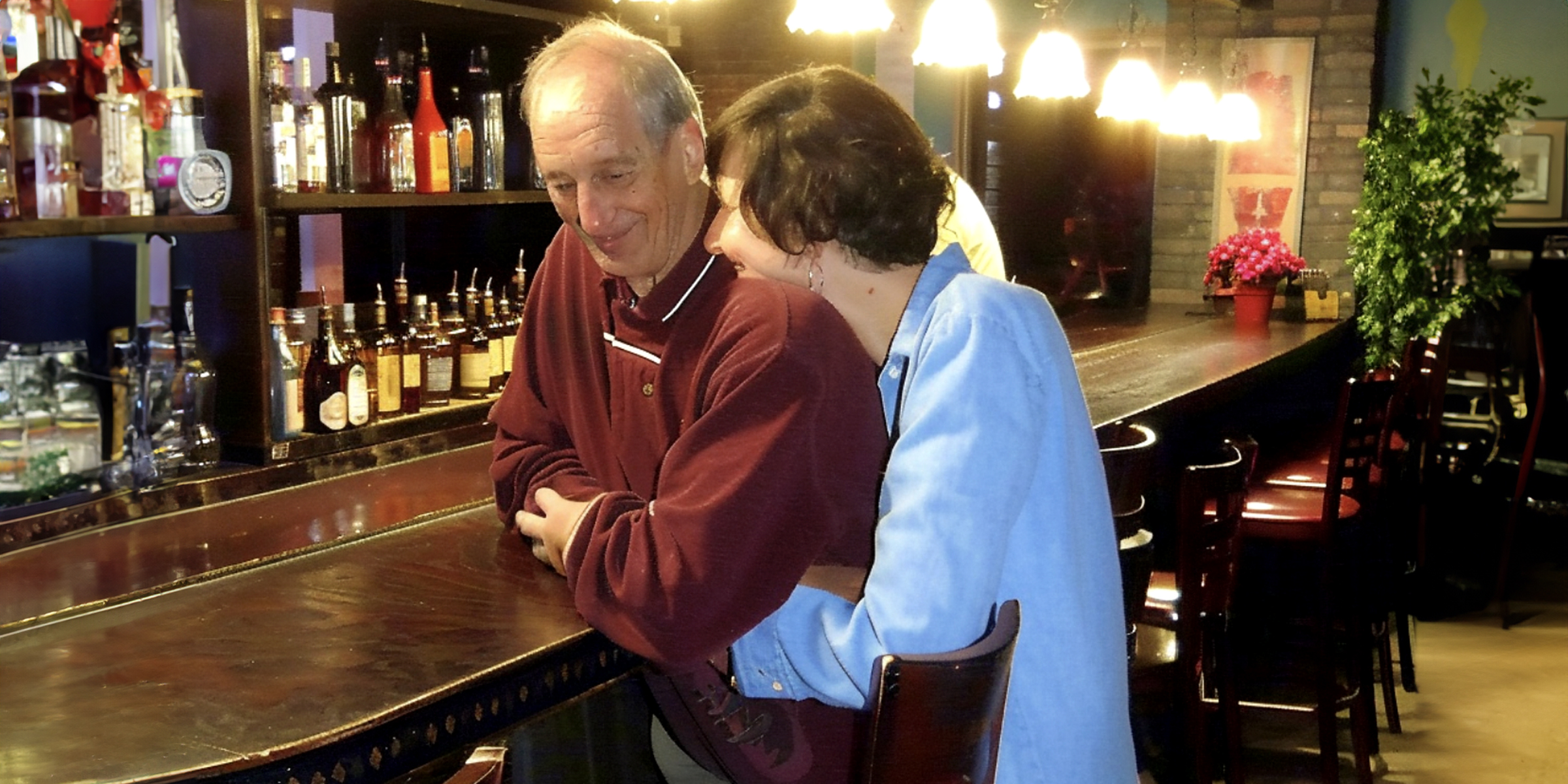 Un couple de seniors dans un restaurant | Source : Ozdomedia