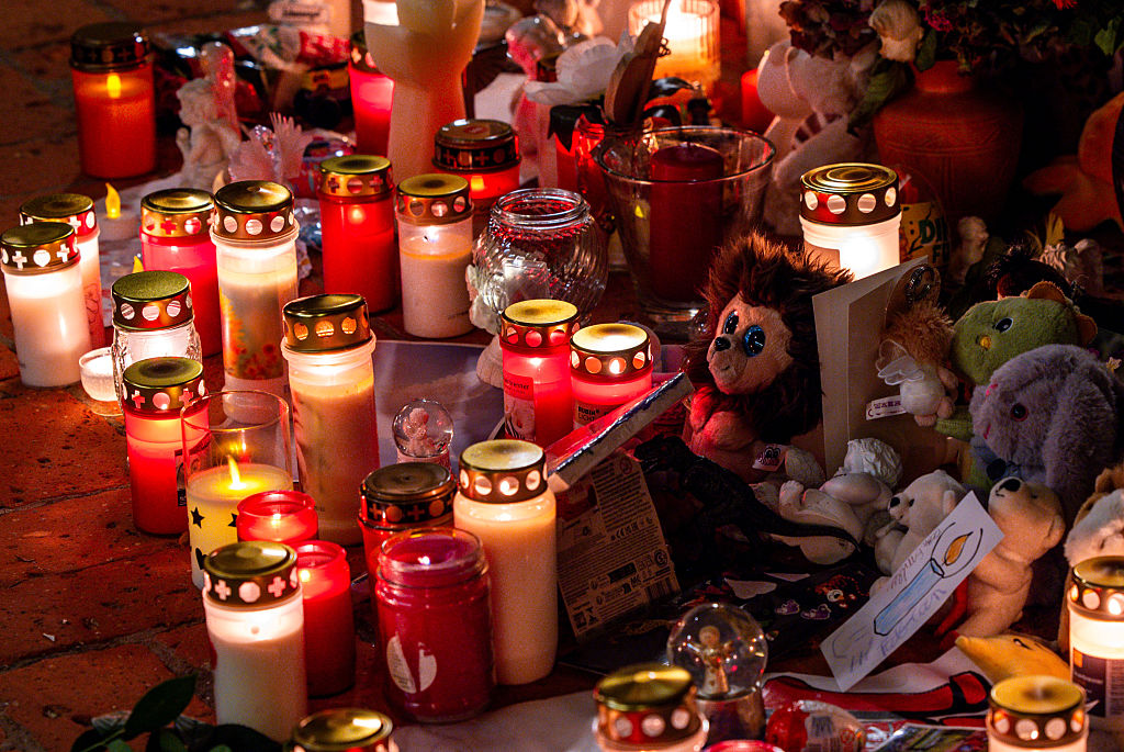 Des bougies funéraires, des fleurs et des peluches sont disposées devant l'église St. Mary's pour commémorer la disparition de Fabian, huit ans. | Source : Getty Images