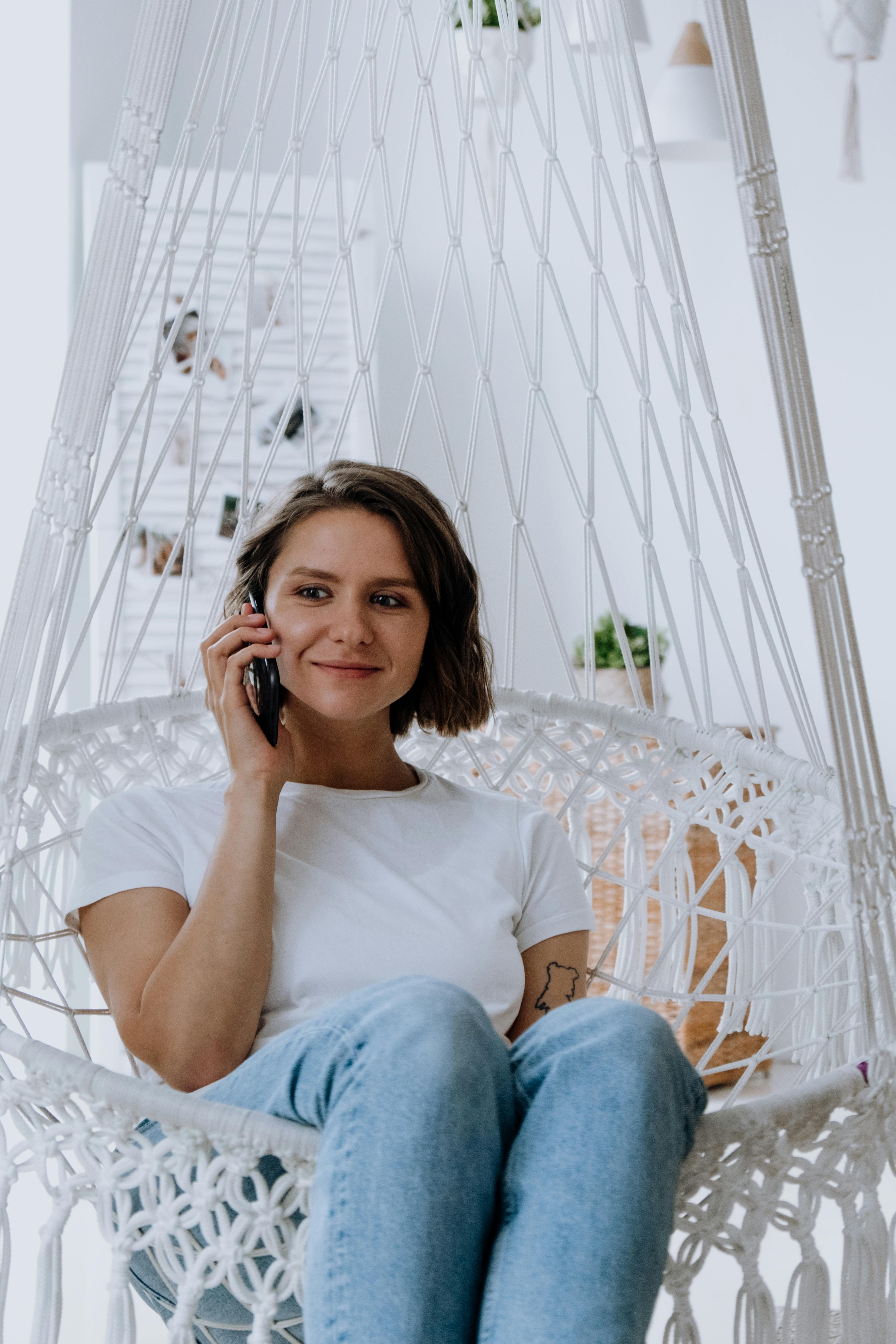 Une femme qui parle à quelqu'un au téléphone | Source : Pexels