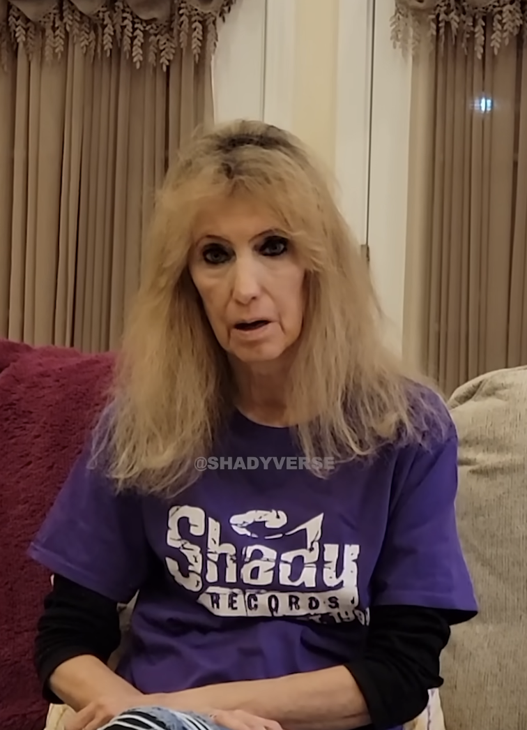 Debbie Nelson vue dans une vidéo datée du 7 novembre 2022 où elle félicite Eminem pour son intronisation au hall of fame| Source : YouTube/@theshadyverse
