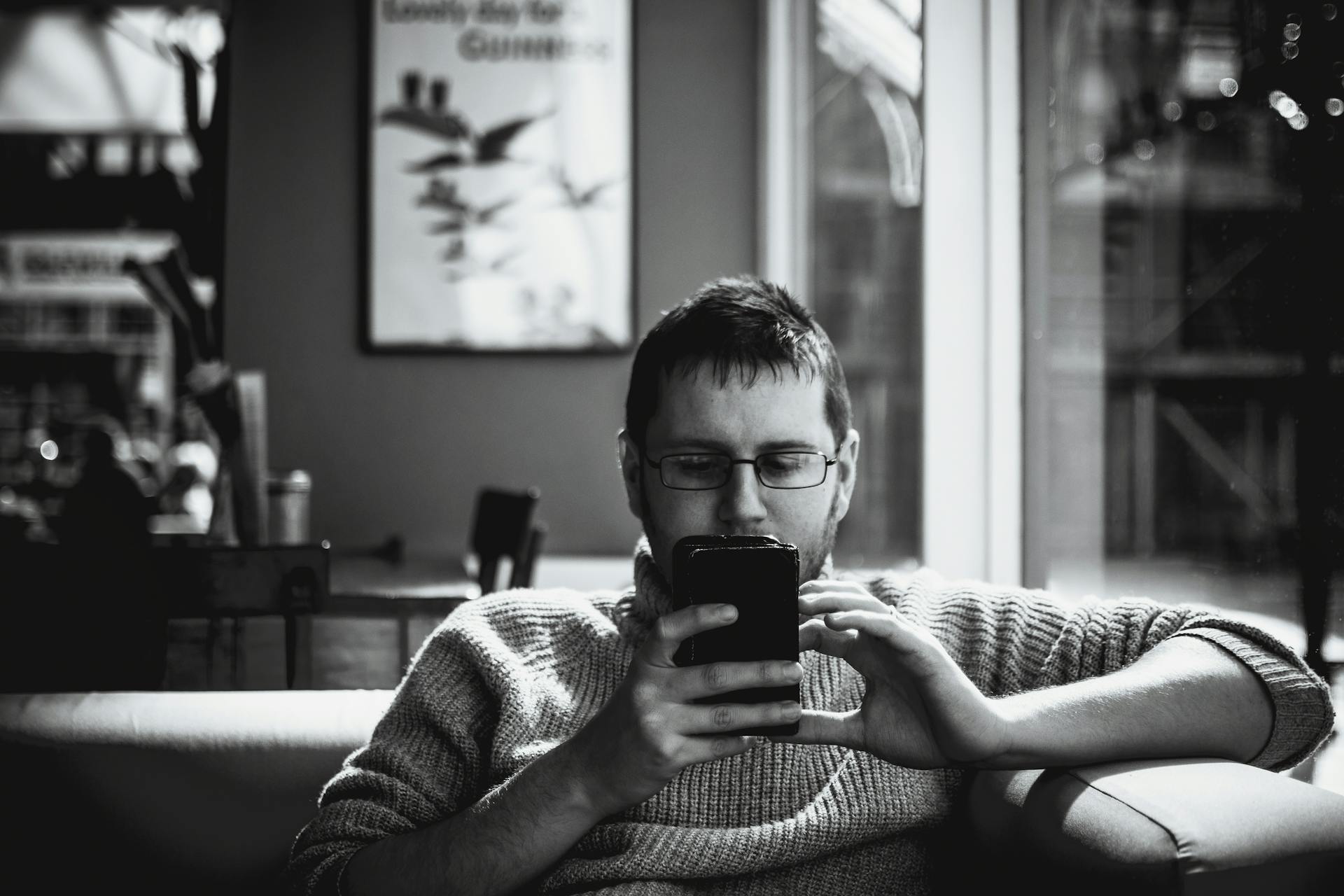 Un homme tenant un téléphone portable | Source : Pexels