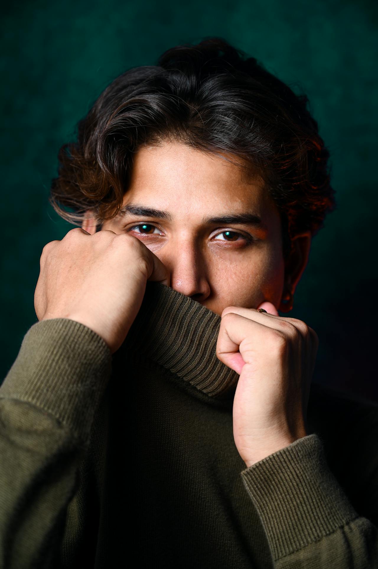 Un jeune homme avec un pull vert | Source : Pexels