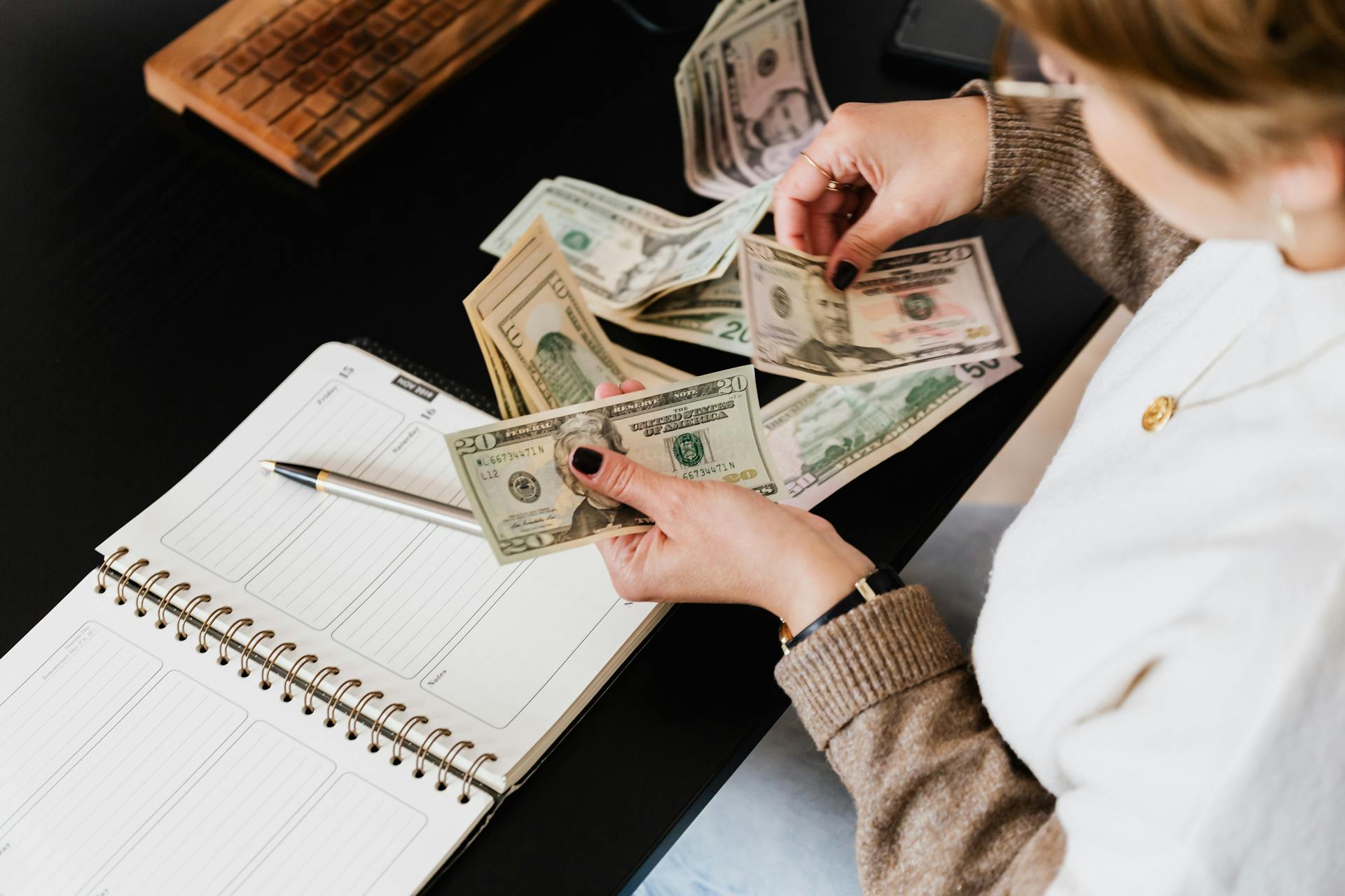 Une femme comptant de l'argent | Source : Pexels
