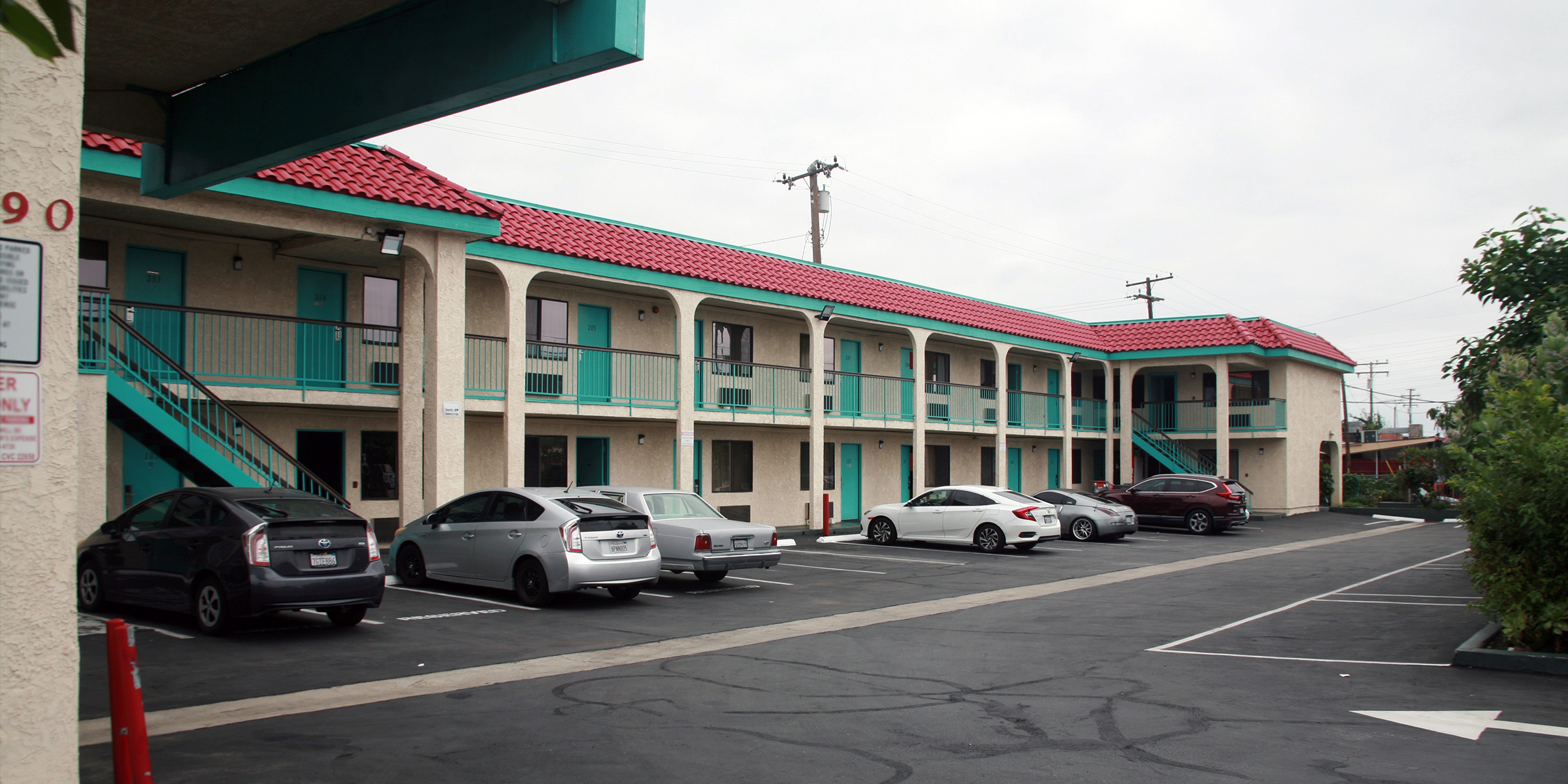 Voitures garées à l'extérieur d'un motel | Source : Shutterstock