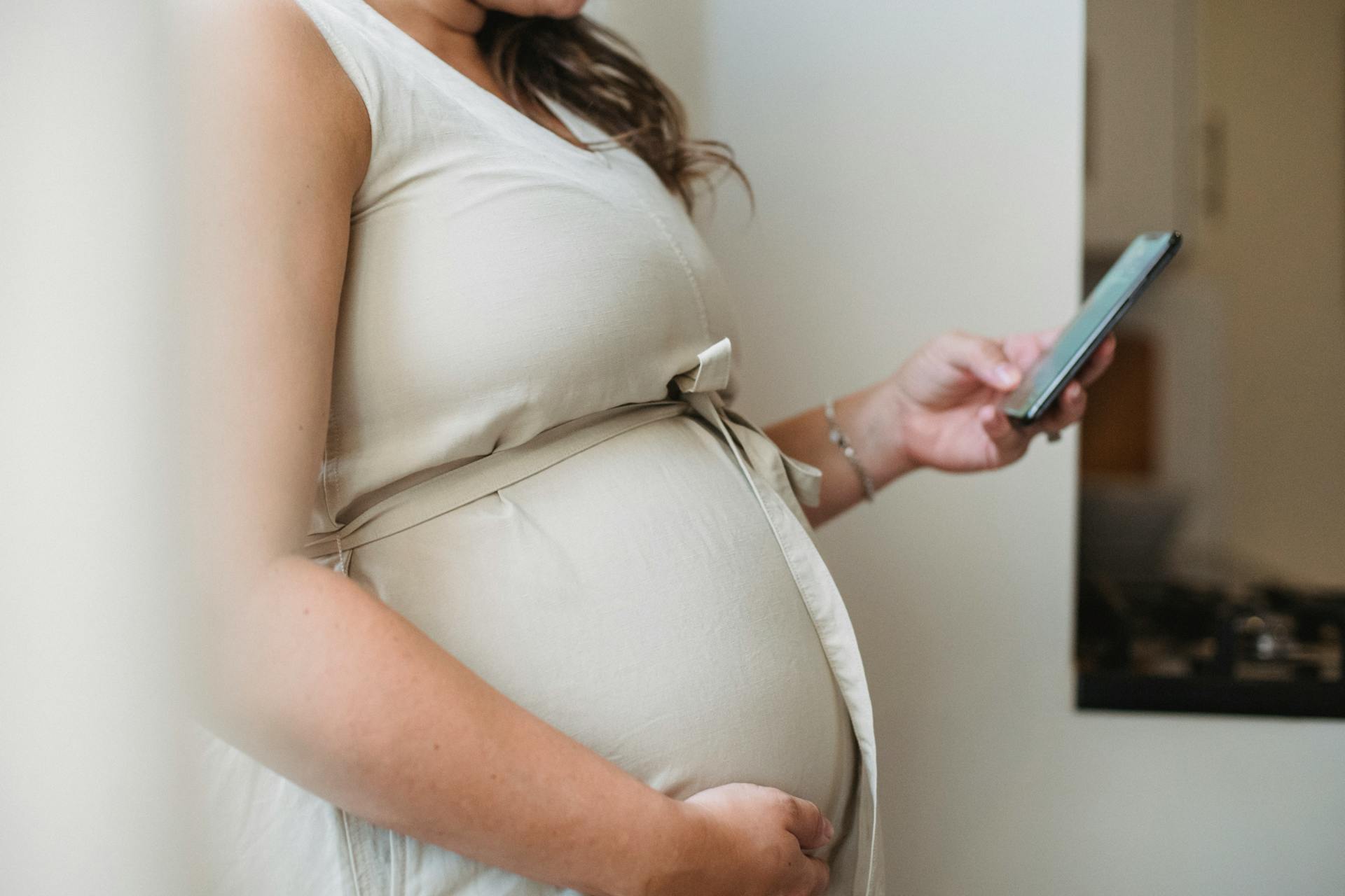 Une femme enceinte utilisant son téléphone | Source : Pexels
