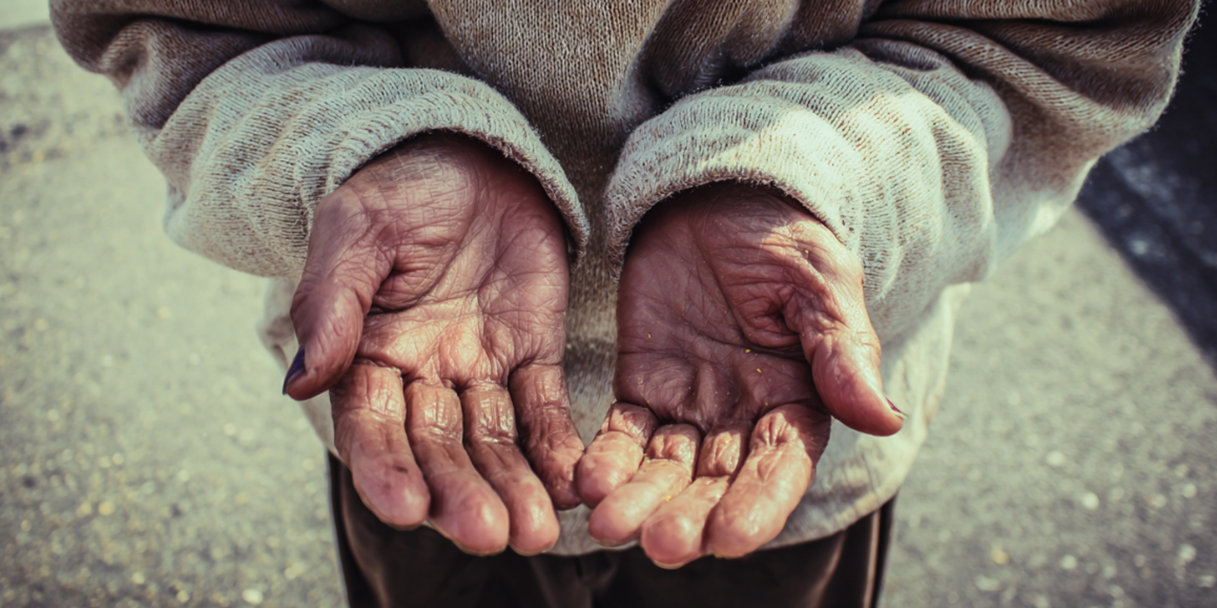 Un sans-abri tendant les mains | Source : The Celebritist