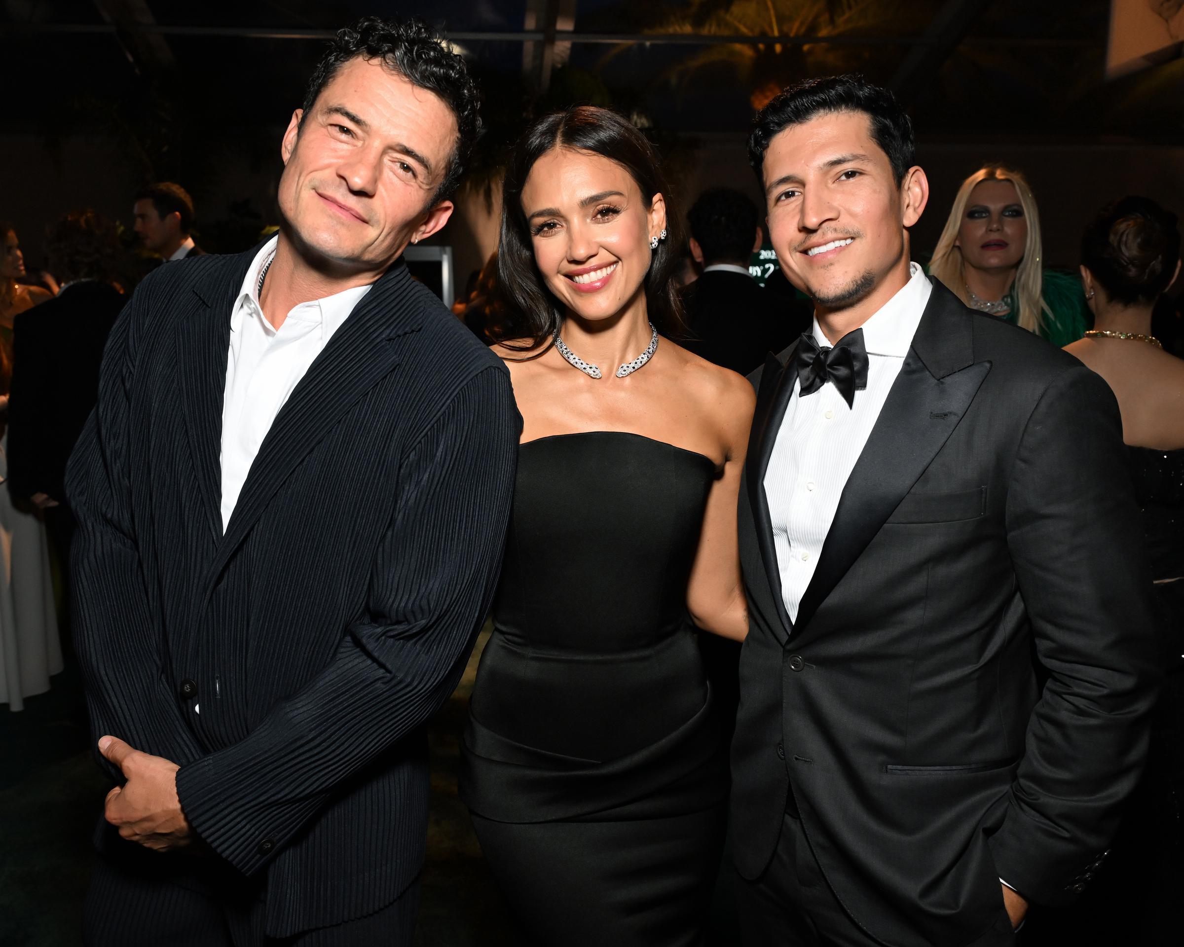 Orlando Bloom sourit aux côtés d'Alba et Ramirez alors qu'ils assistent au gala Baby2Baby 2025 présenté par Paul Mitchell au Pacific Design Center, le 8 novembre 2025 à West Hollywood, en Californie.