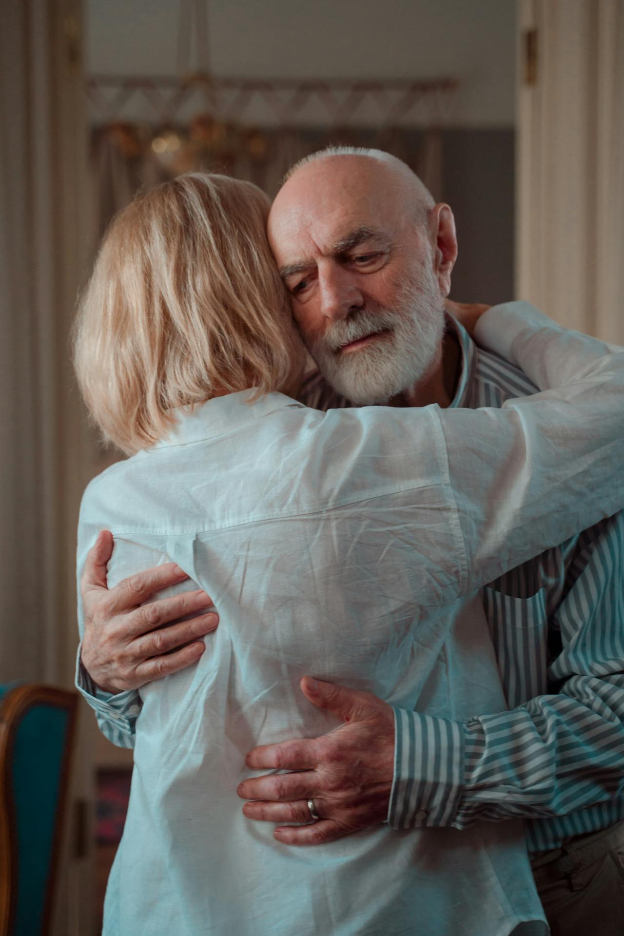 Un couple de seniors s'étreint | Source : Pexels