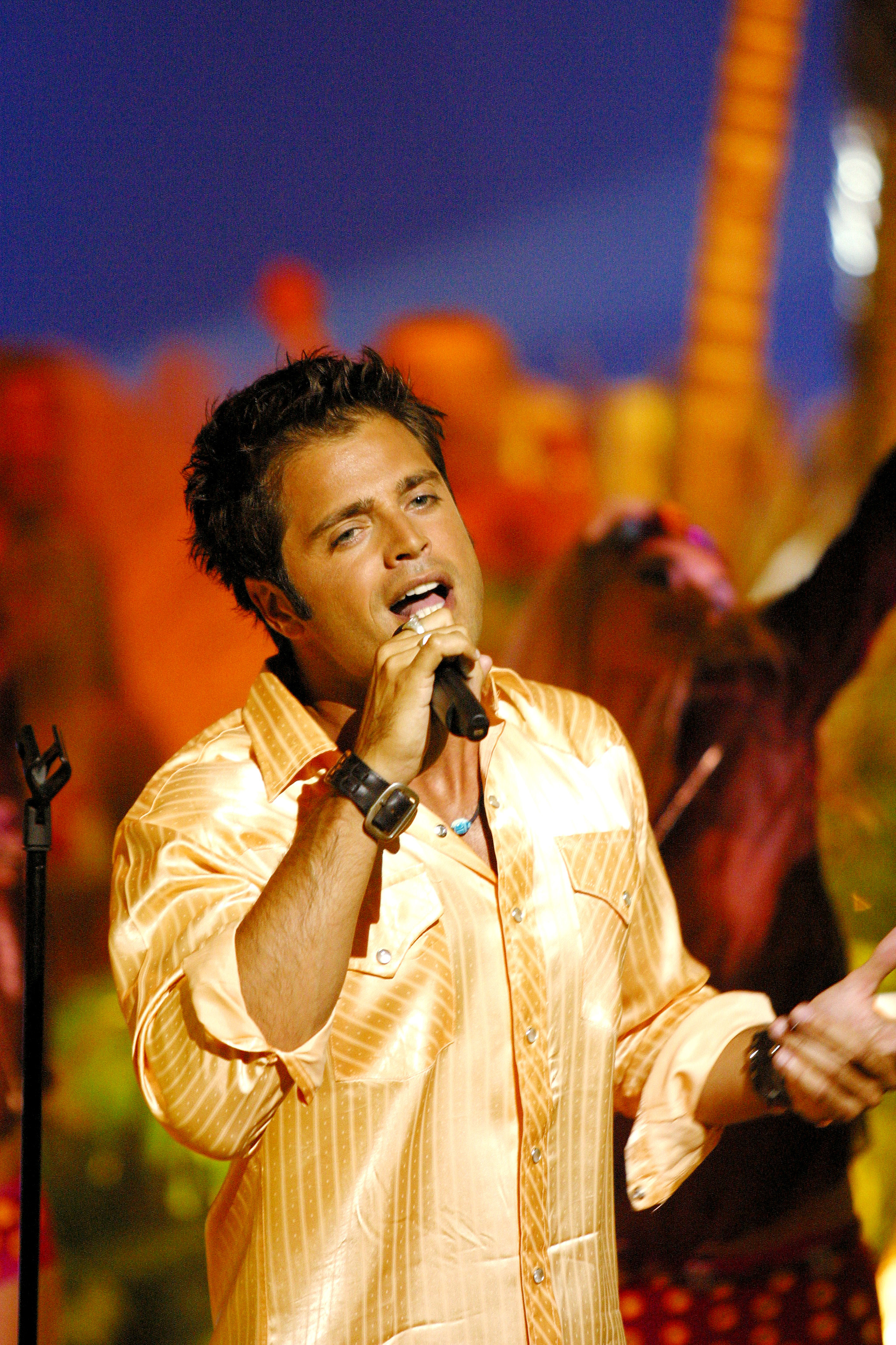L'acteur chante sur le plateau de l'émission télévisée française « Feux de l'été » le 1er août 2002 | Source : Getty Images