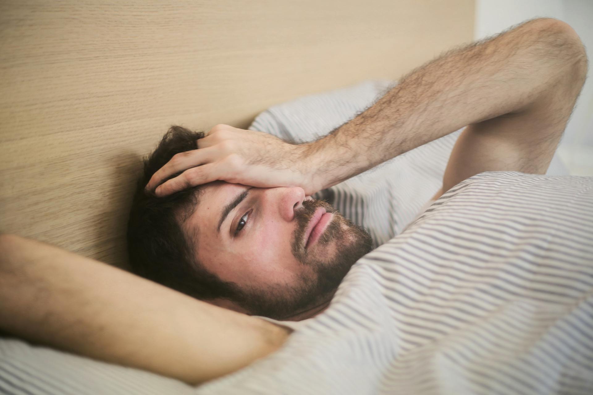 Un homme allongé dans son lit | Source : Pexels