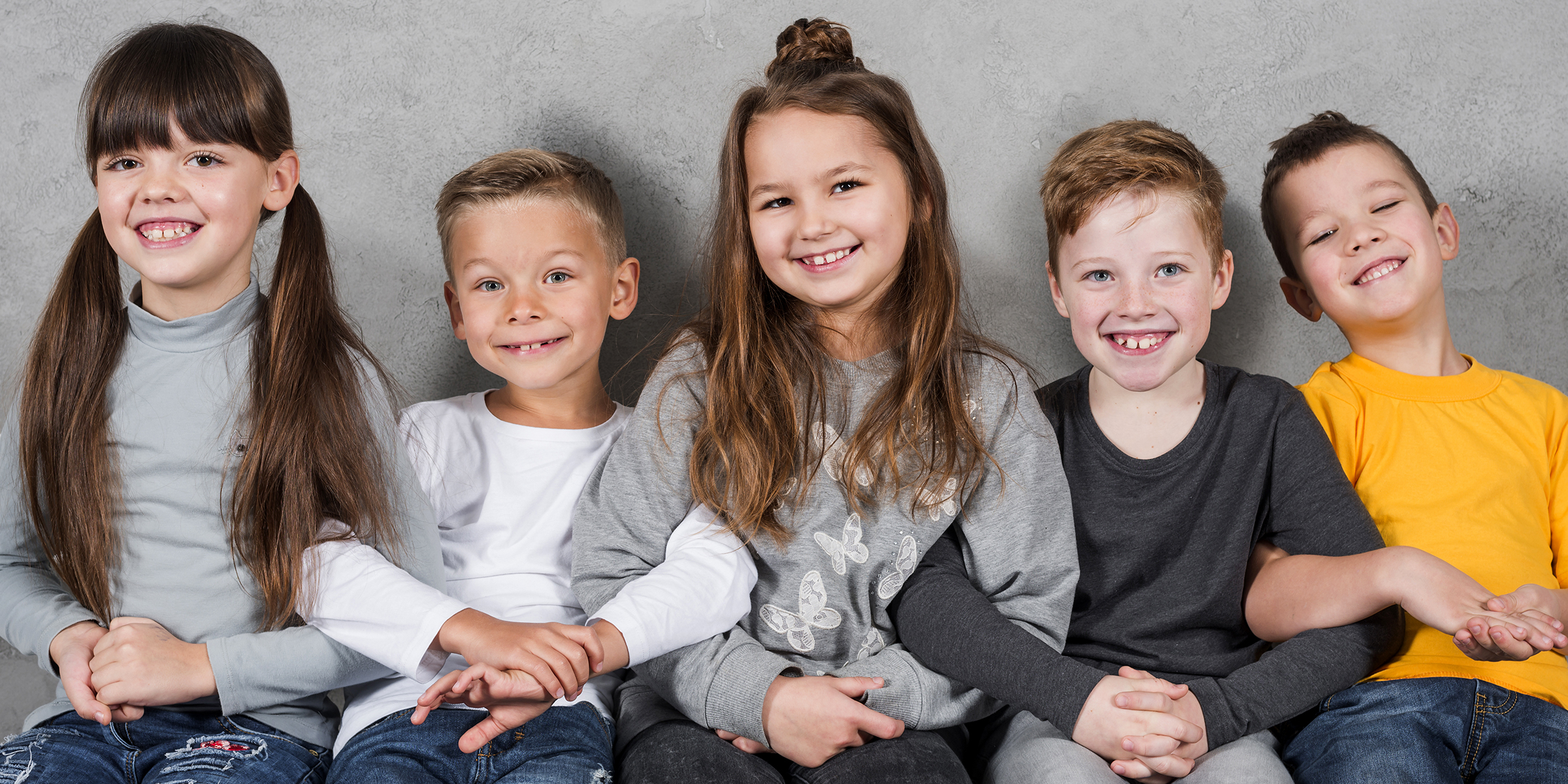 Cinq enfants assis ensemble | Source : Freepik