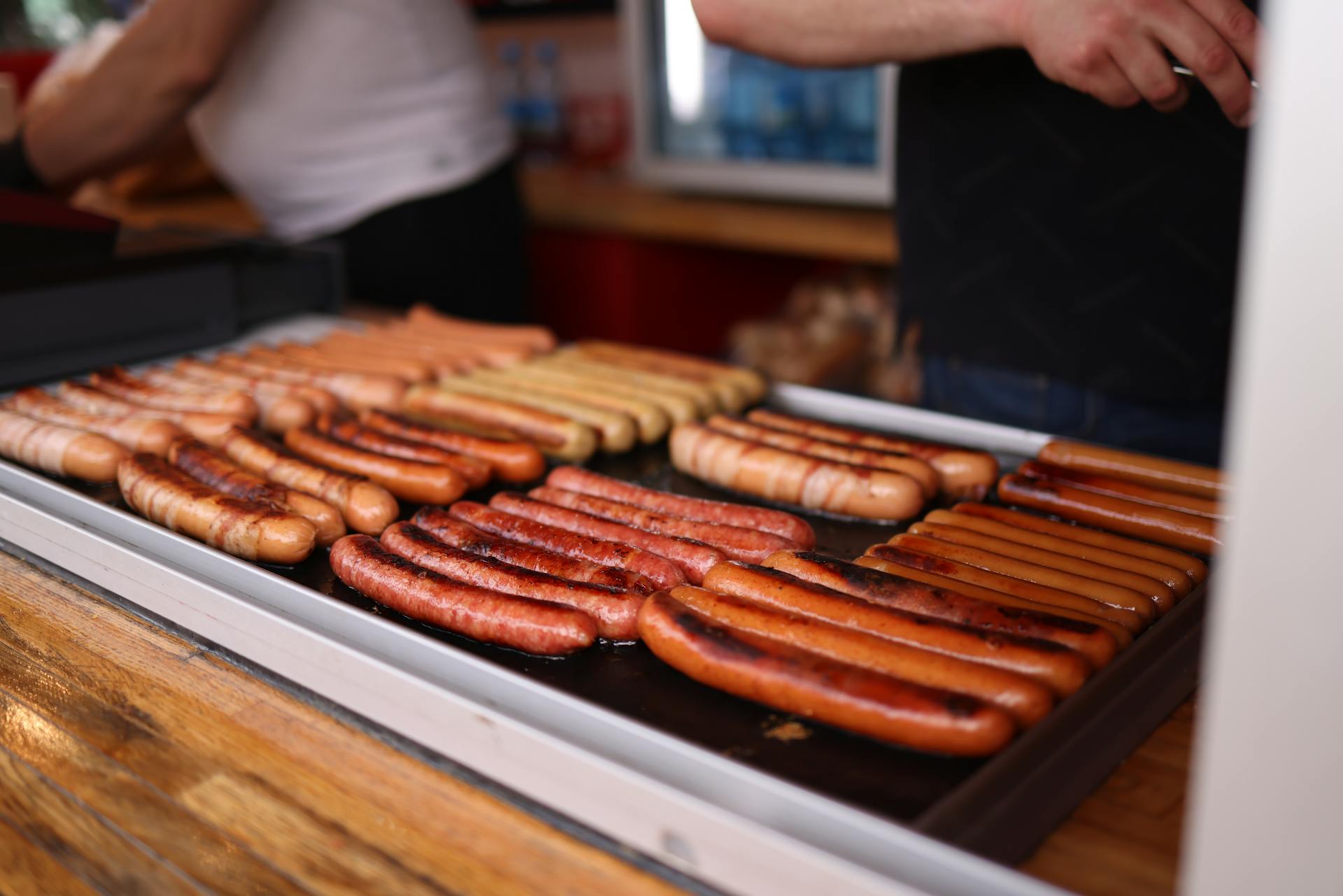 Saucisses sur un gril | Source : Pexels