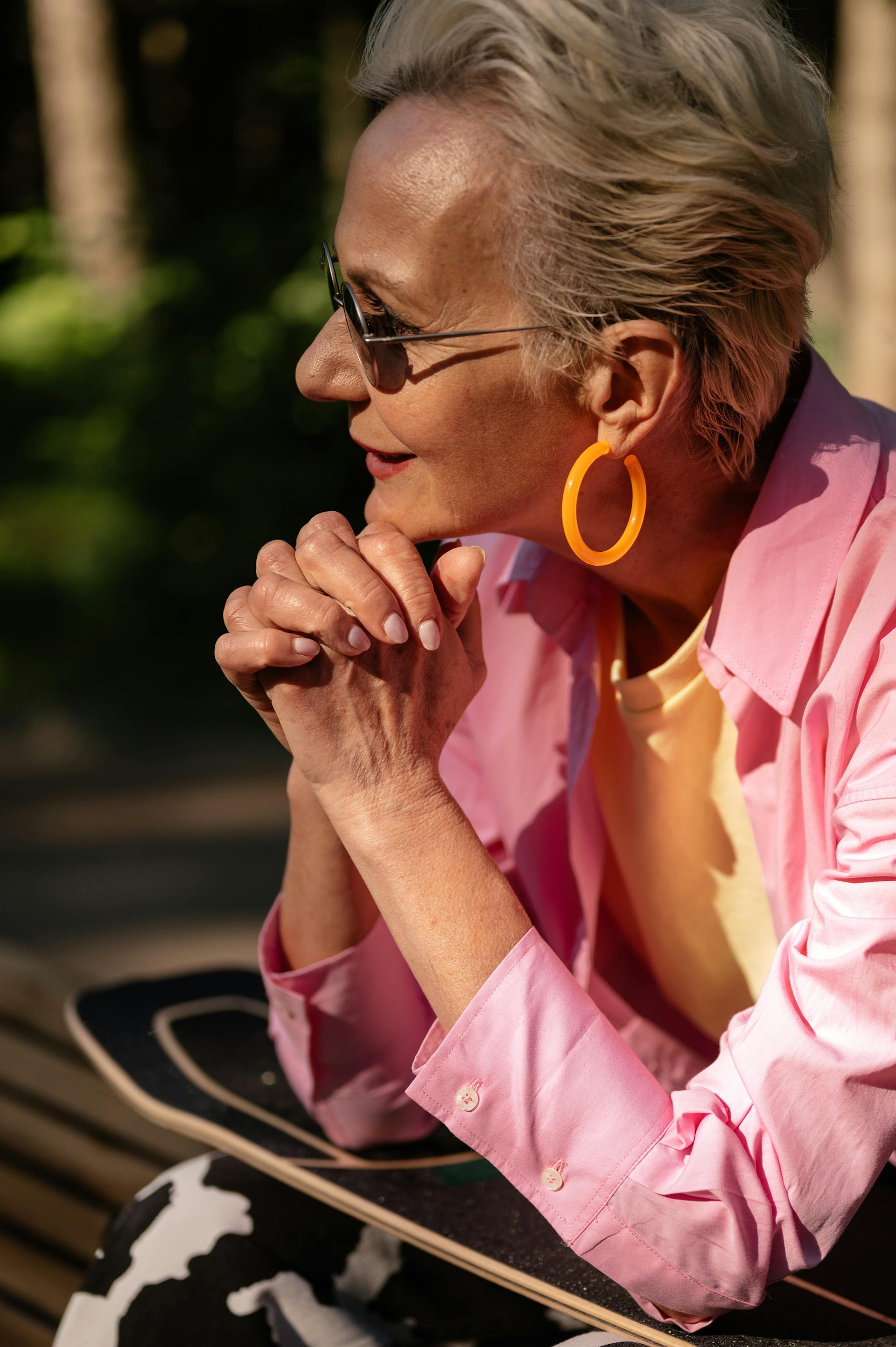 Une femme âgée qui regarde quelqu'un | Source : Pexels