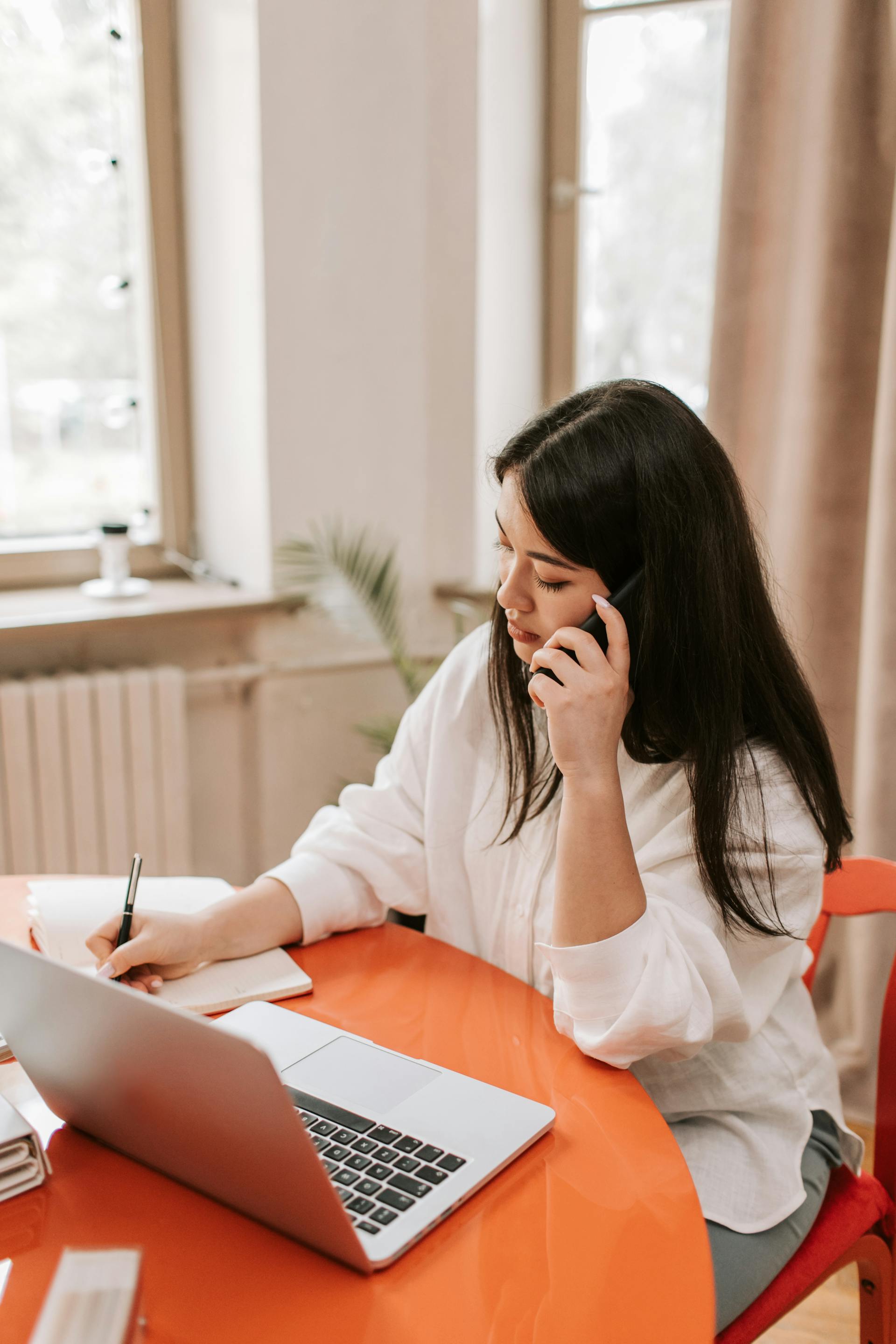 Une femme qui parle au téléphone | Source : Pexels