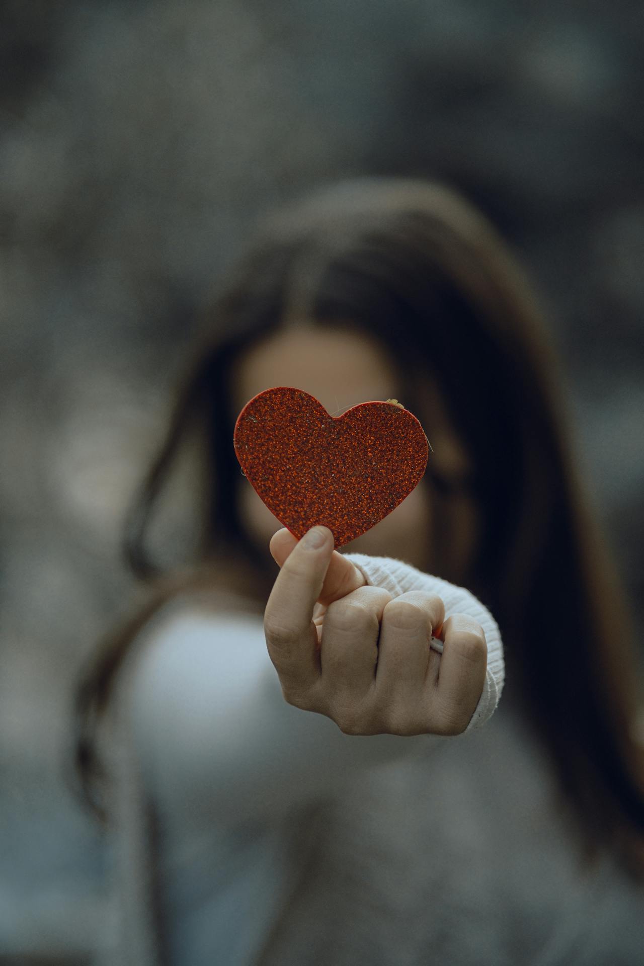 Une femme tenant un cœur en papier pailleté | Source : Pexels