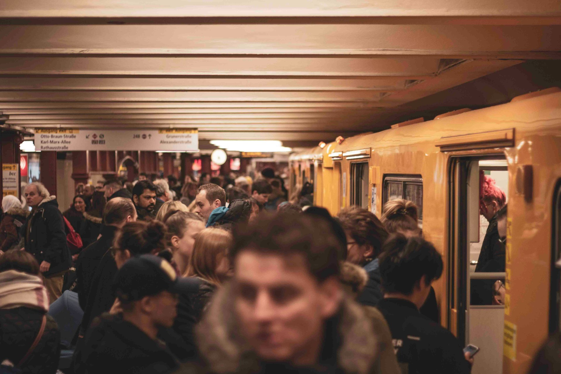 Une station de métro bondée | Source : Unsplash