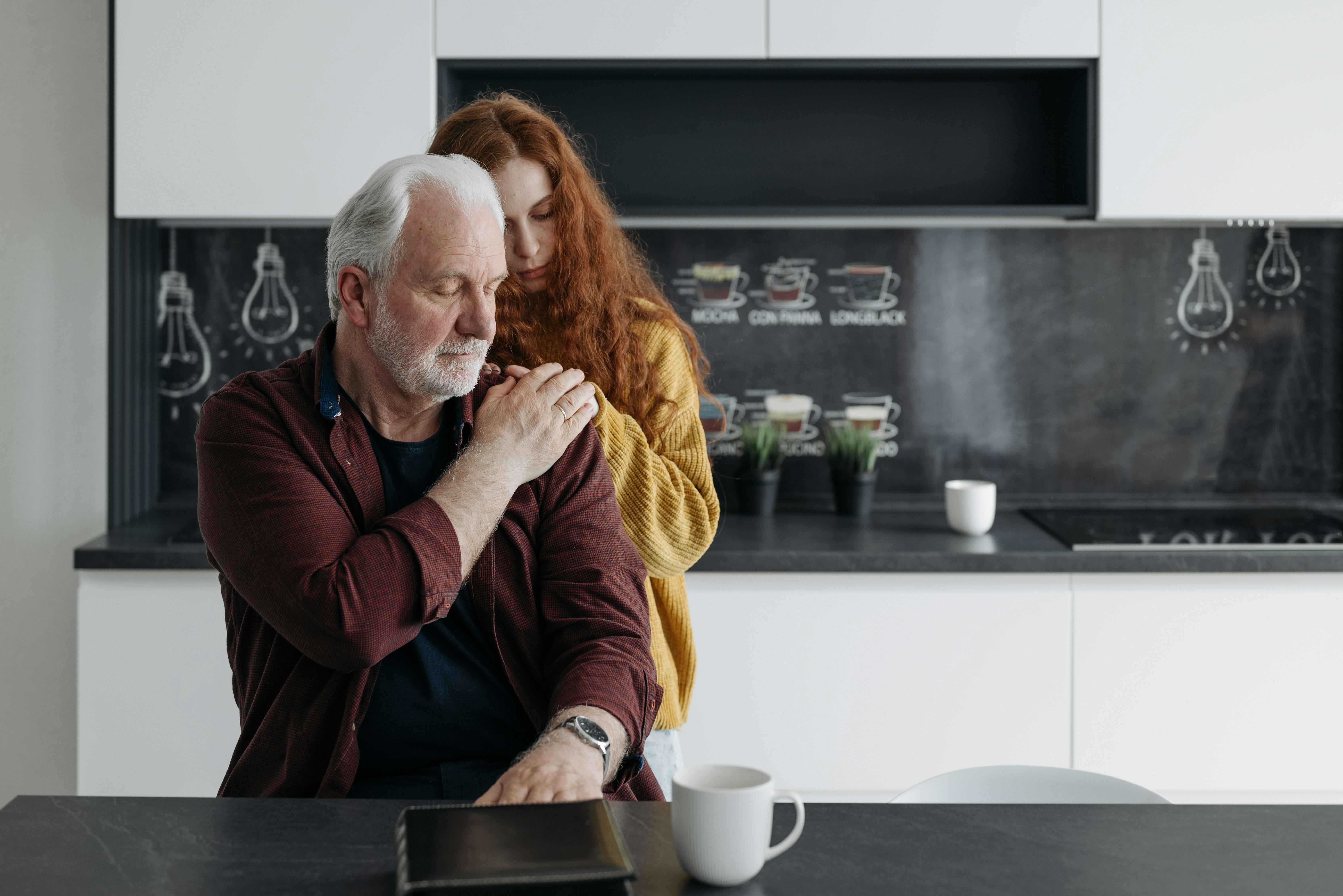 Une fille réconfortant son père | Source : Pexels