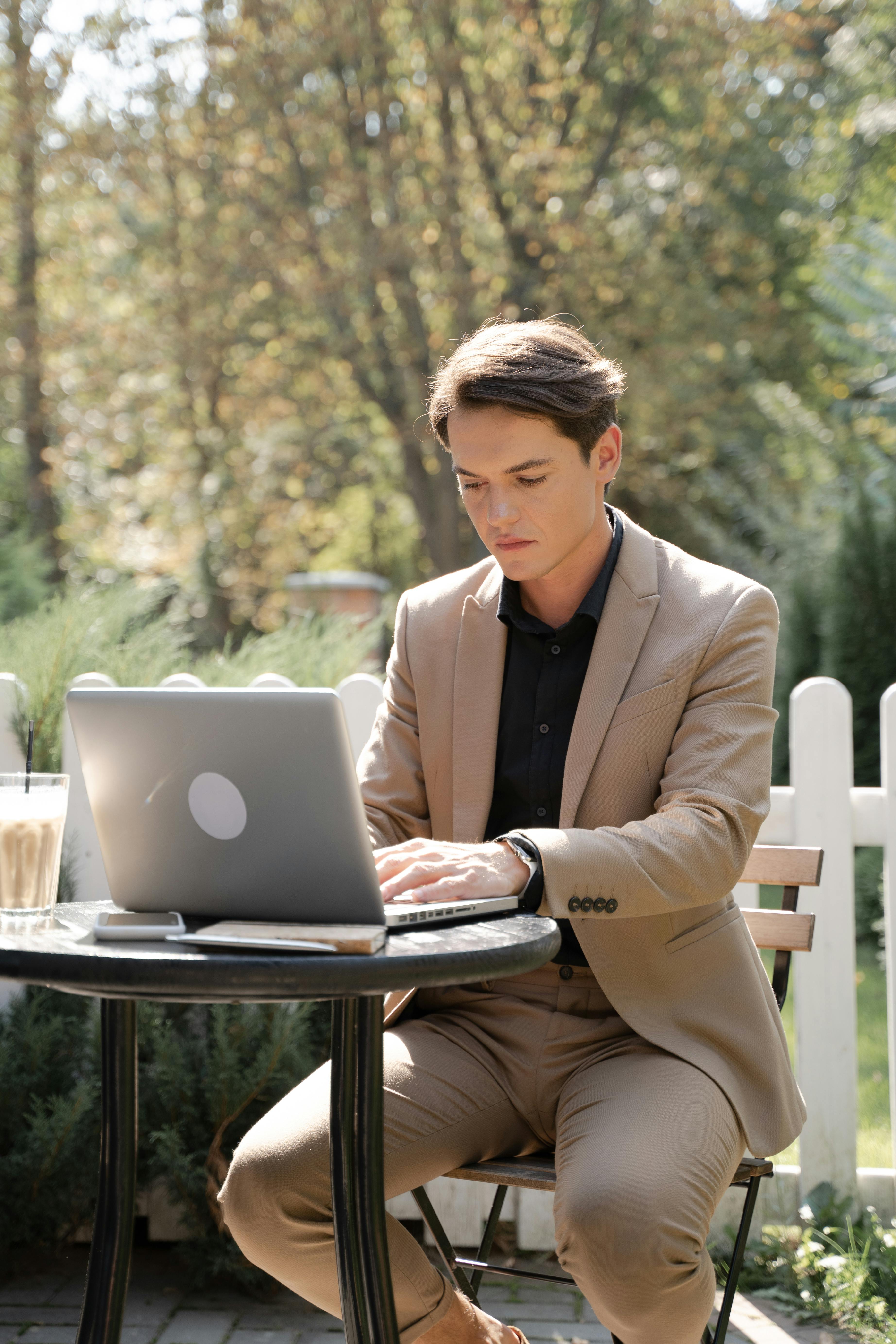Un homme sérieux utilisant un ordinateur portable | Source: Pexels