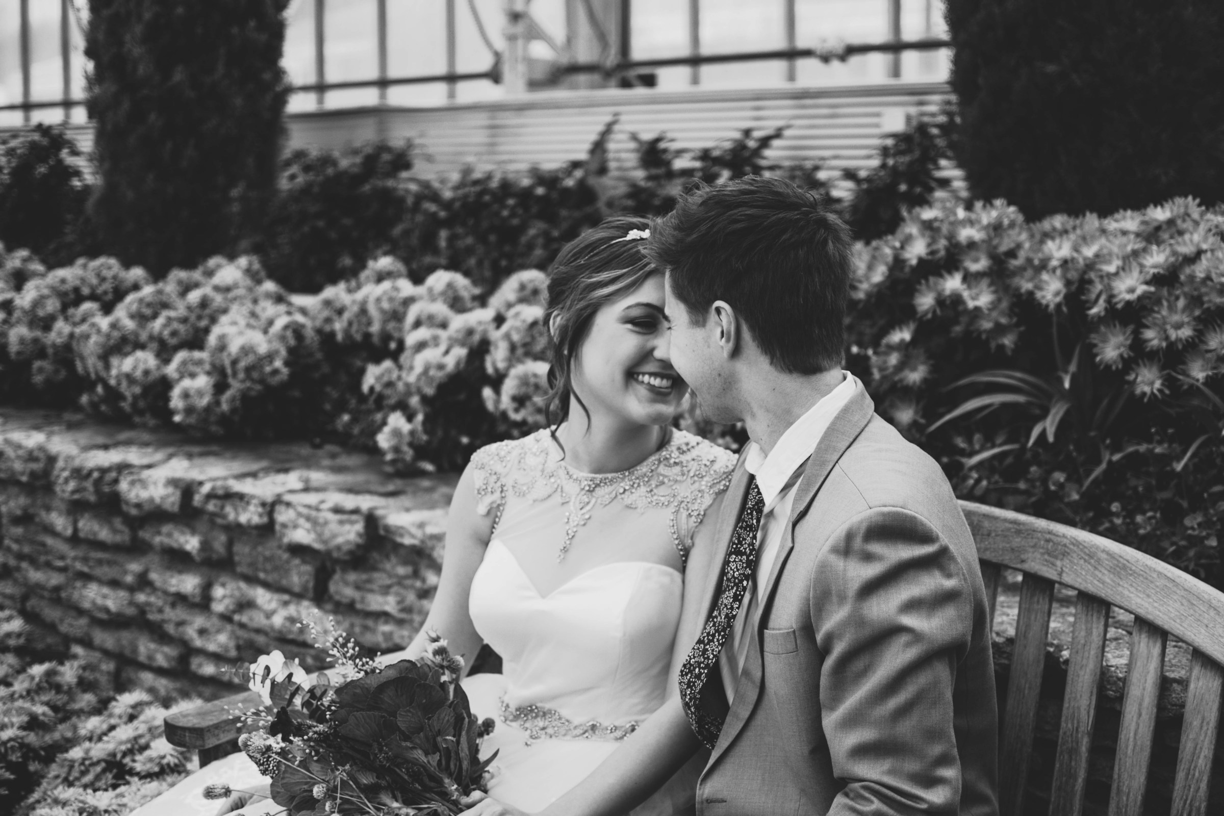 Un couple heureux assis sur un banc | Source : Unsplash