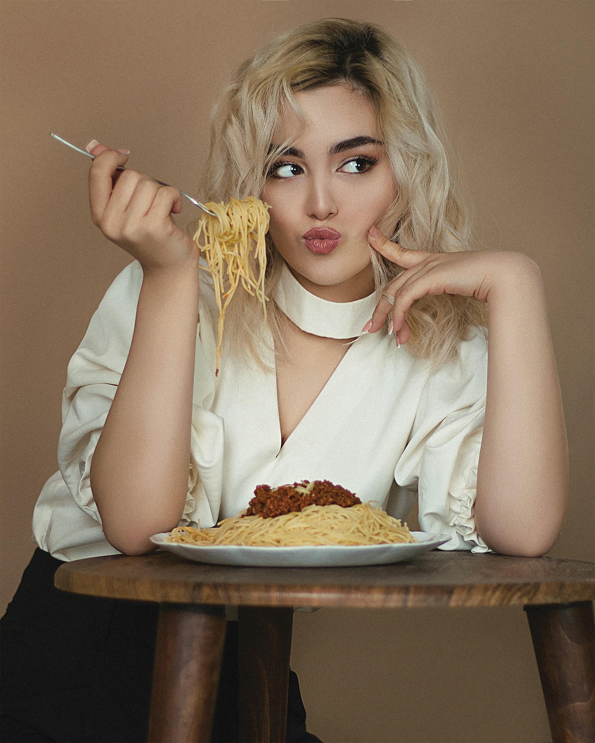 Une femme dégustant une assiette de spaghettis | Source : Unsplash