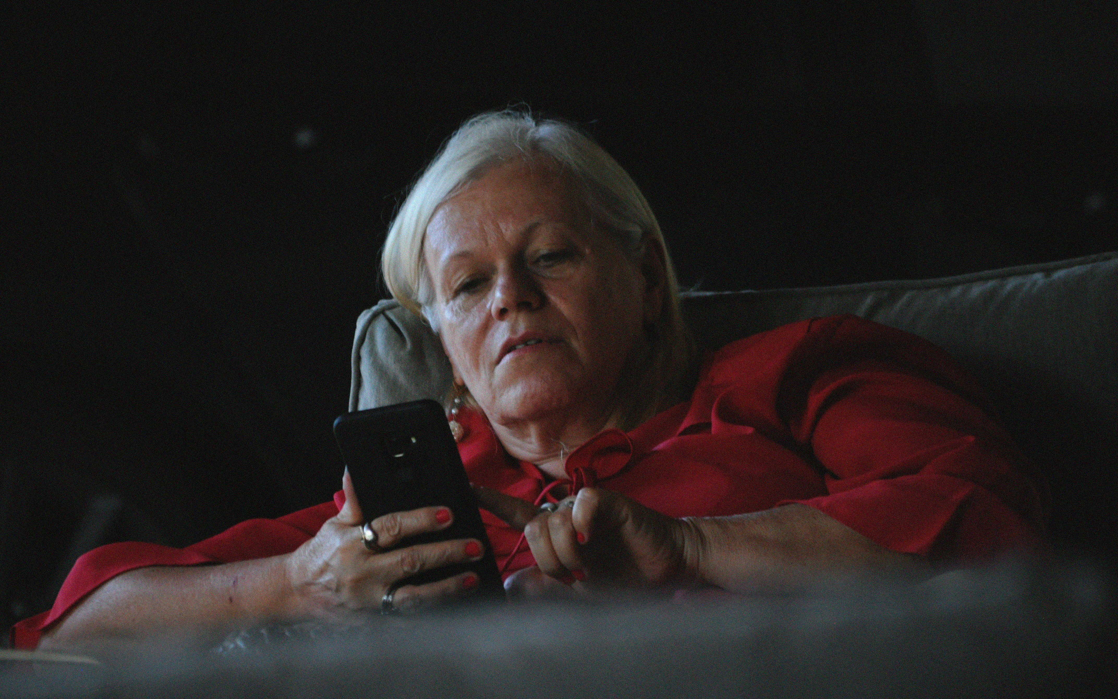 Une femme en colère au téléphone | Source : Unsplash