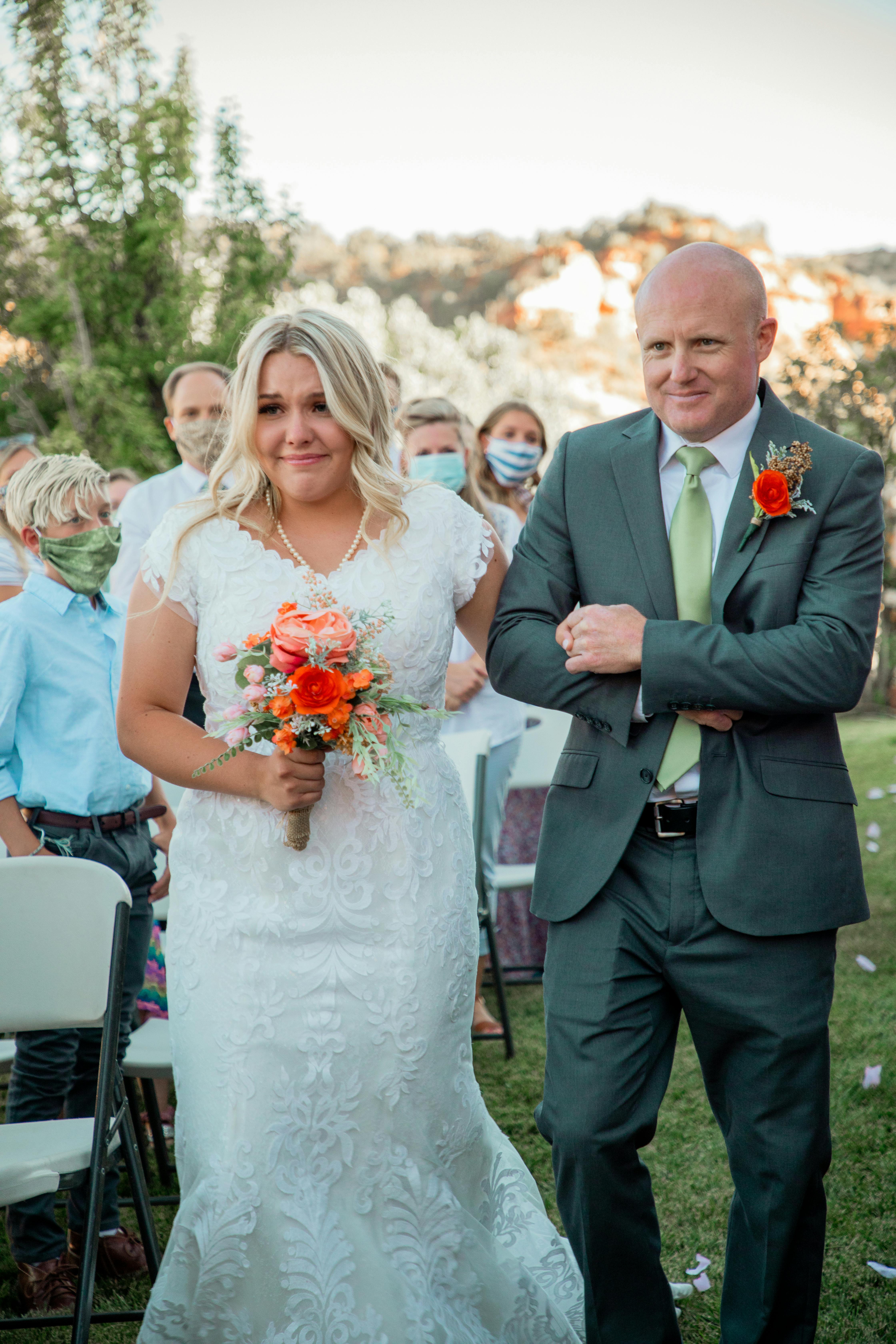 Une mariée descendant l'allée avec un homme | Source : Pexels