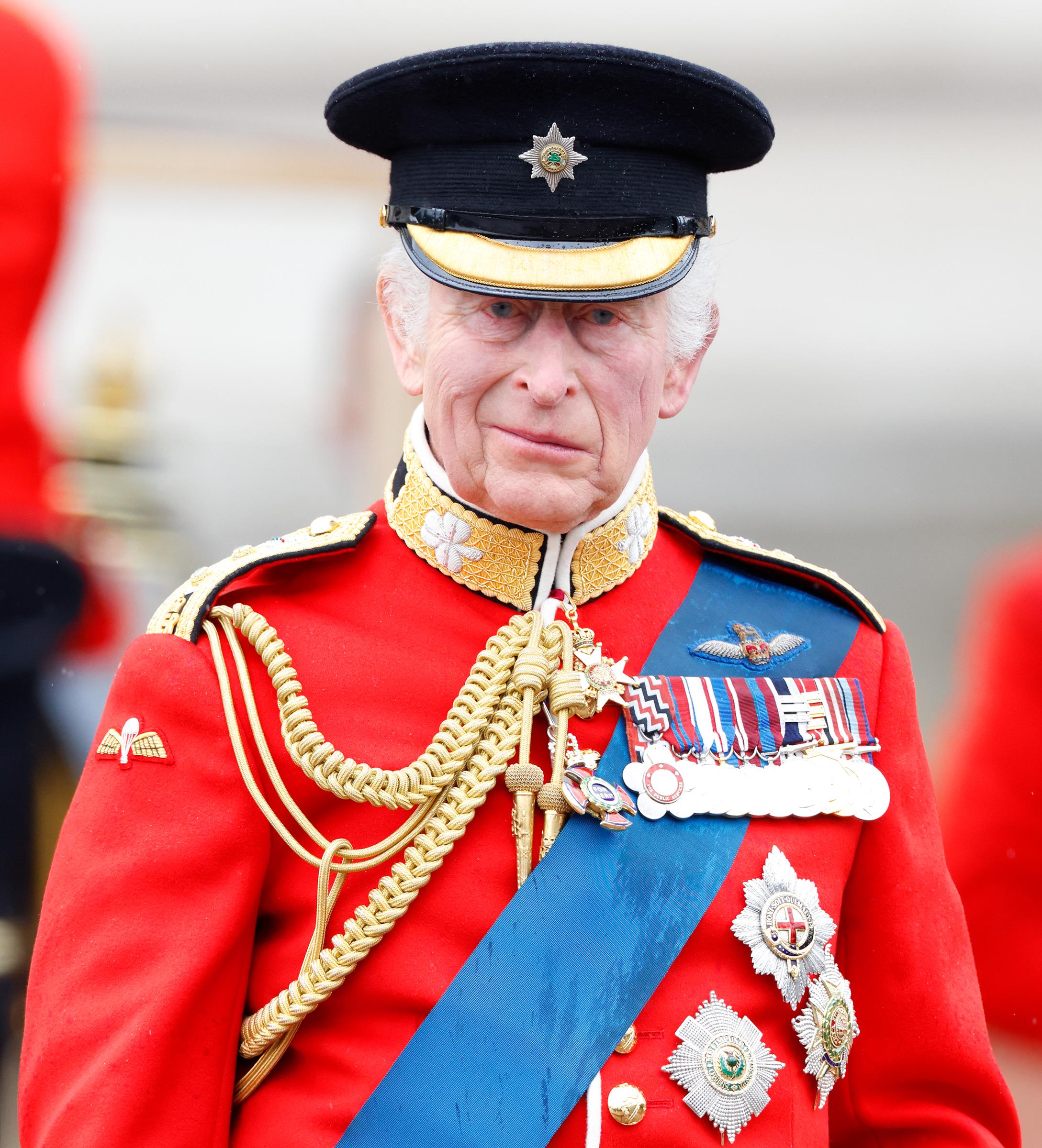 Le roi Charles III se tient sur une estrade à l'extérieur du palais de Buckingham après avoir fait le salut lors de la cérémonie du Trooping the Colour à Londres, en Angleterre, le 15 juin 2024 | Source : Getty Images