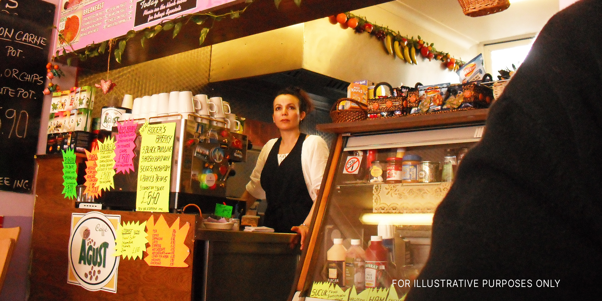 Une caissière dans un café | Source : Flickr/(CC BY 2.0) by lucyrfisher