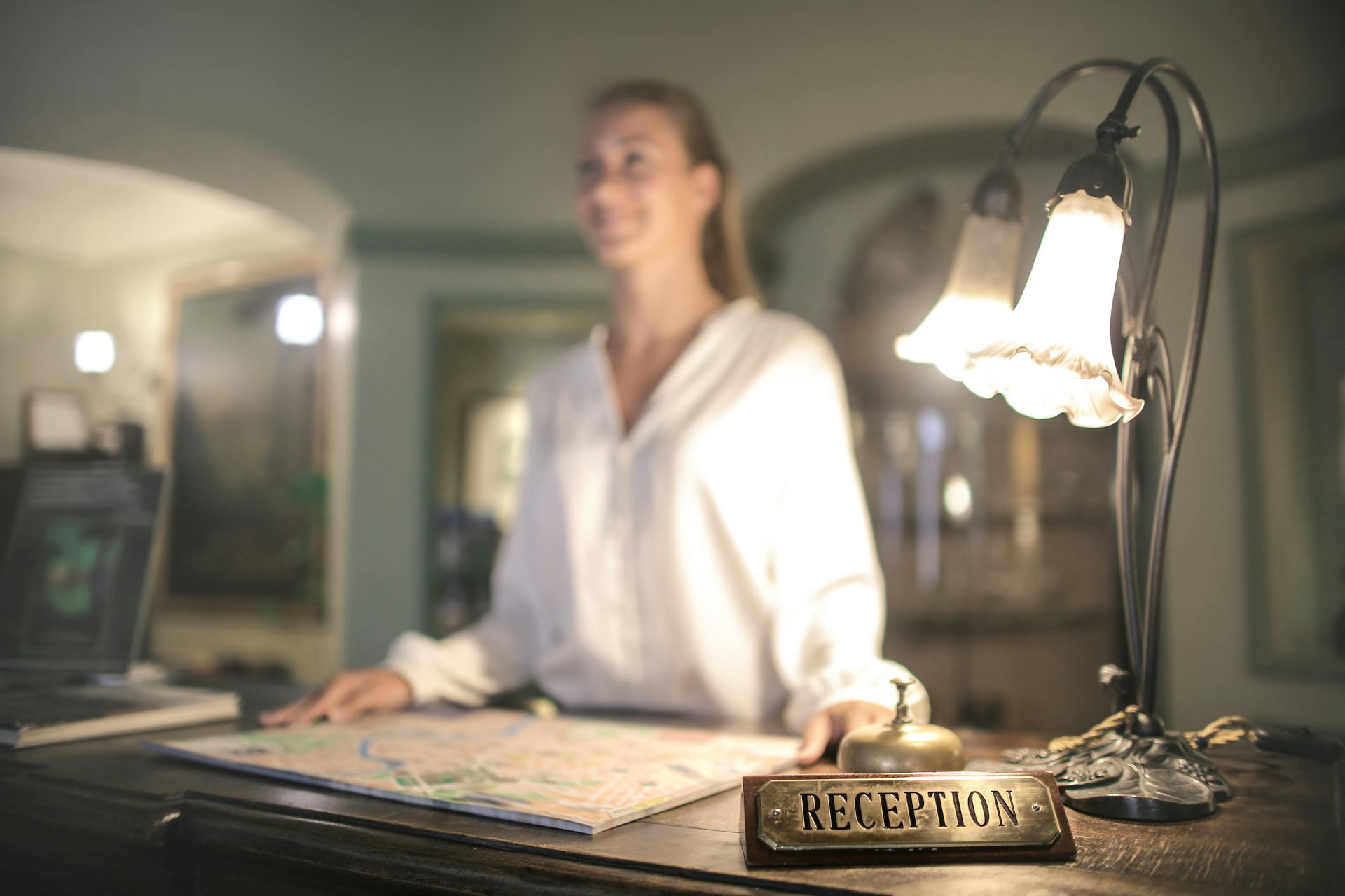 Une réceptionniste à l'accueil | Source : Pexels