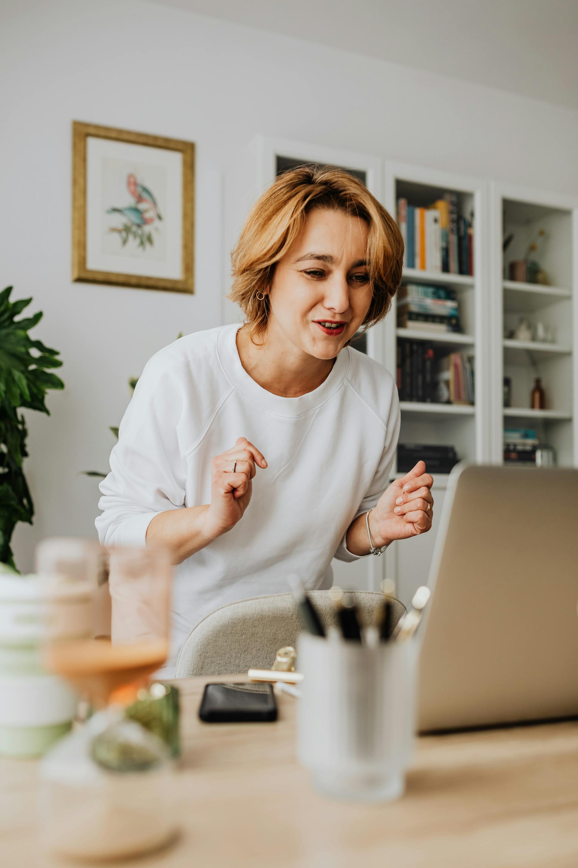 Une femme enthousiaste qui planifie un événement | Source : Pexels