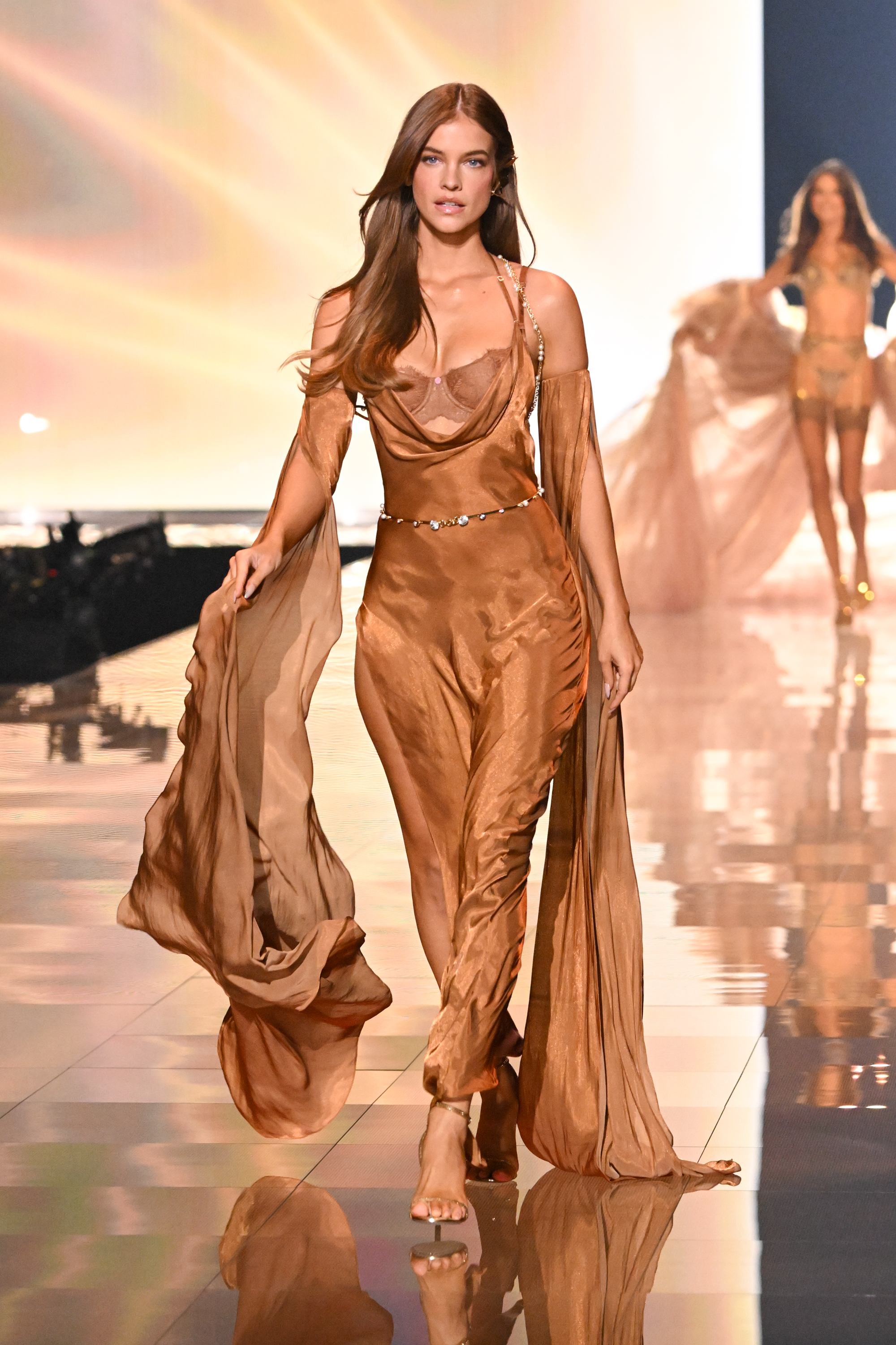 Barbara Palvin au défilé de mode de Victoria's Secret qui s'est tenu aux Steiner Studios le 15 octobre 2025 à New York | Source : Getty Images