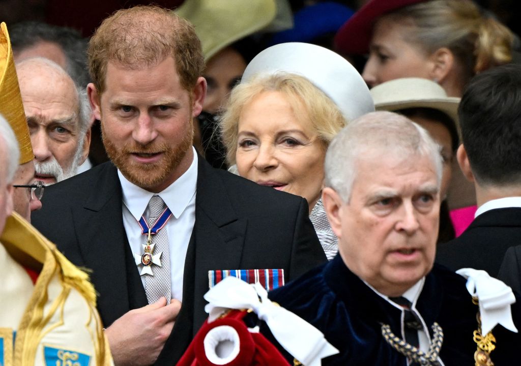 Le prince Harry et le prince Andrew quittant l'abbaye de Westminster, dans le centre de Londres, après avoir assisté au couronnement du roi Charles III et de la reine consort Camilla | Source : Getty Images