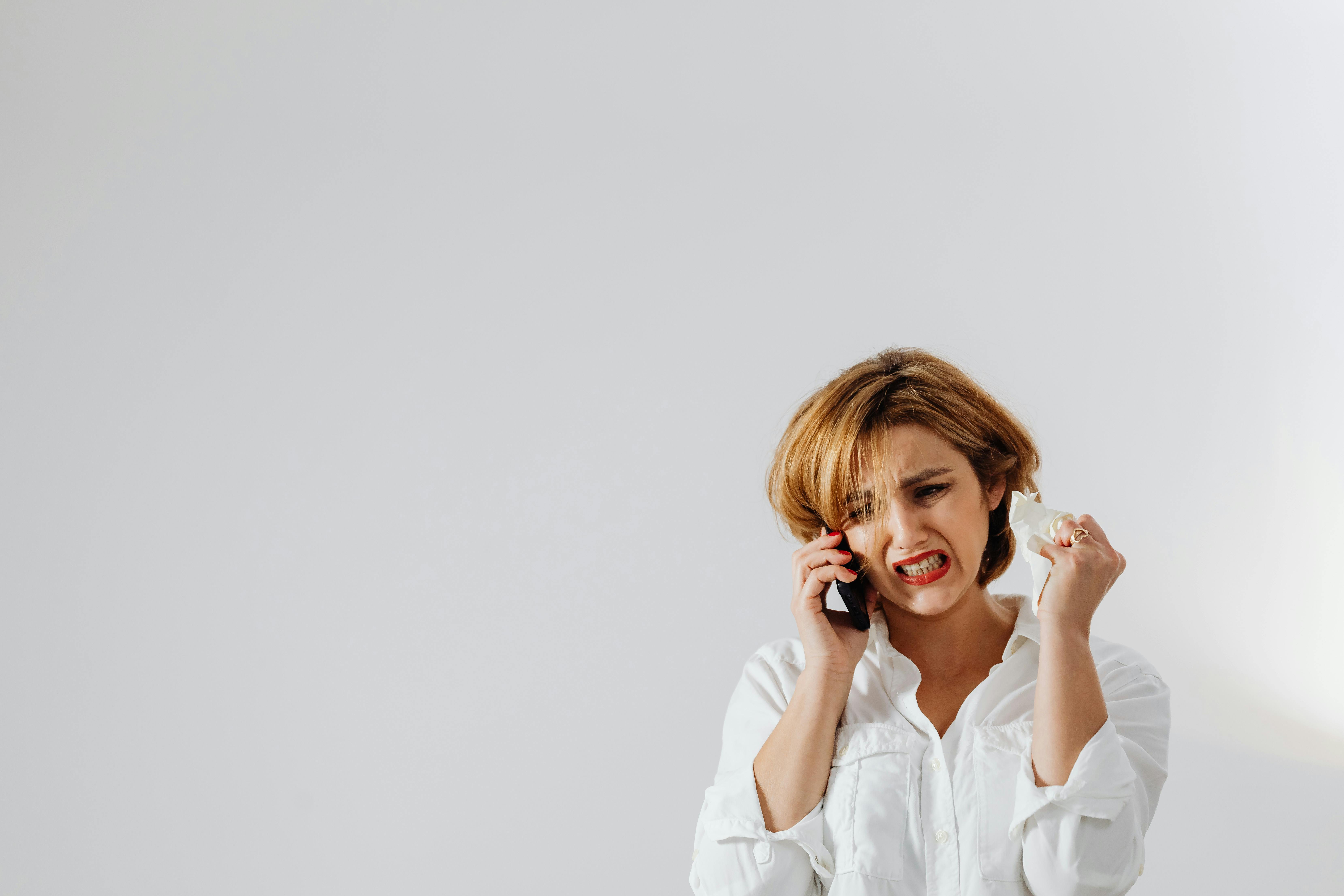 Une femme bouleversée qui parle au téléphone | Source : Pexels